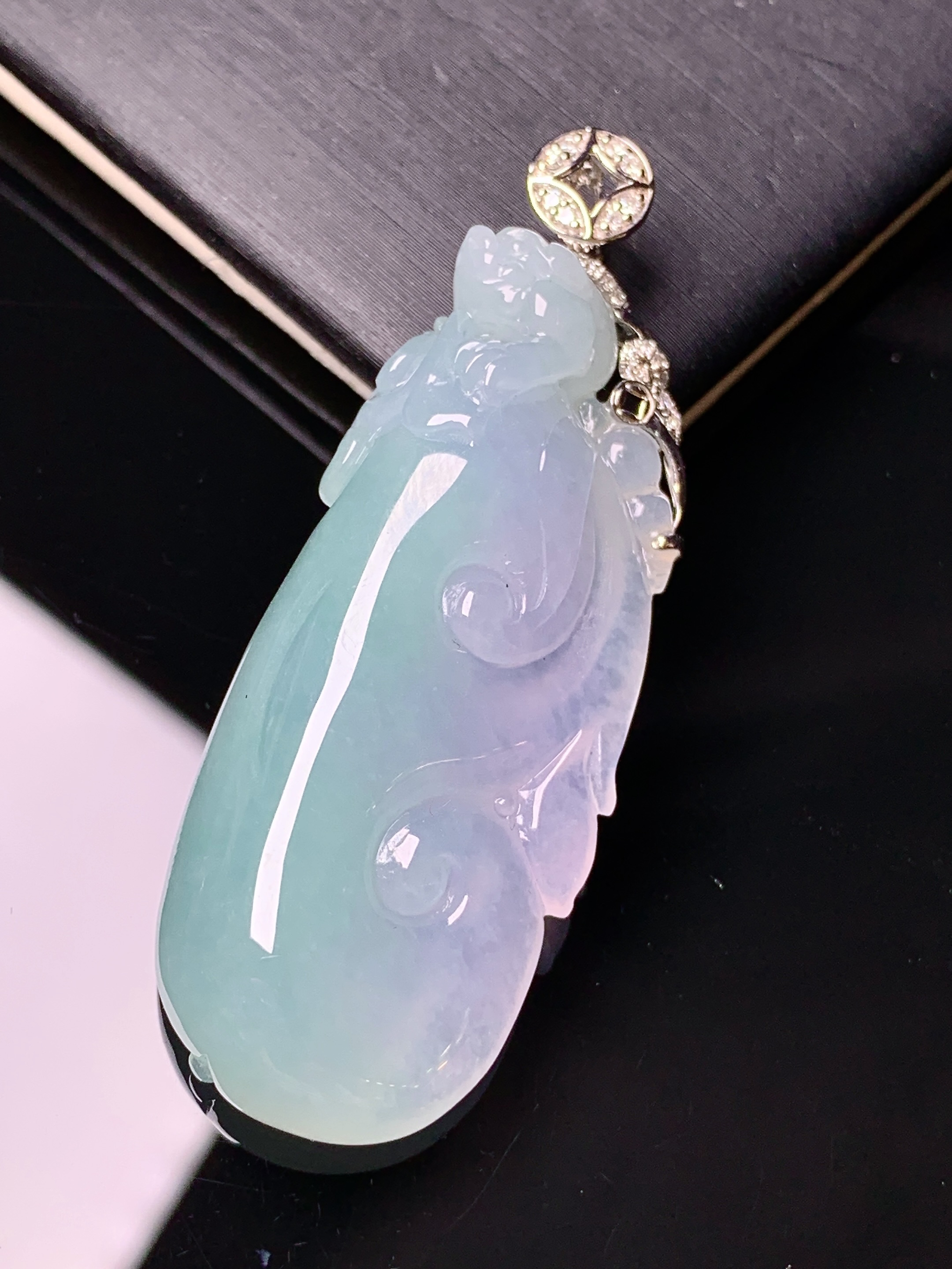 18k金钻镶嵌飘绿如意吊坠 玉质细腻 色泽艳丽清新 水润亮眼 整体尺寸51.5*19.2*9b1