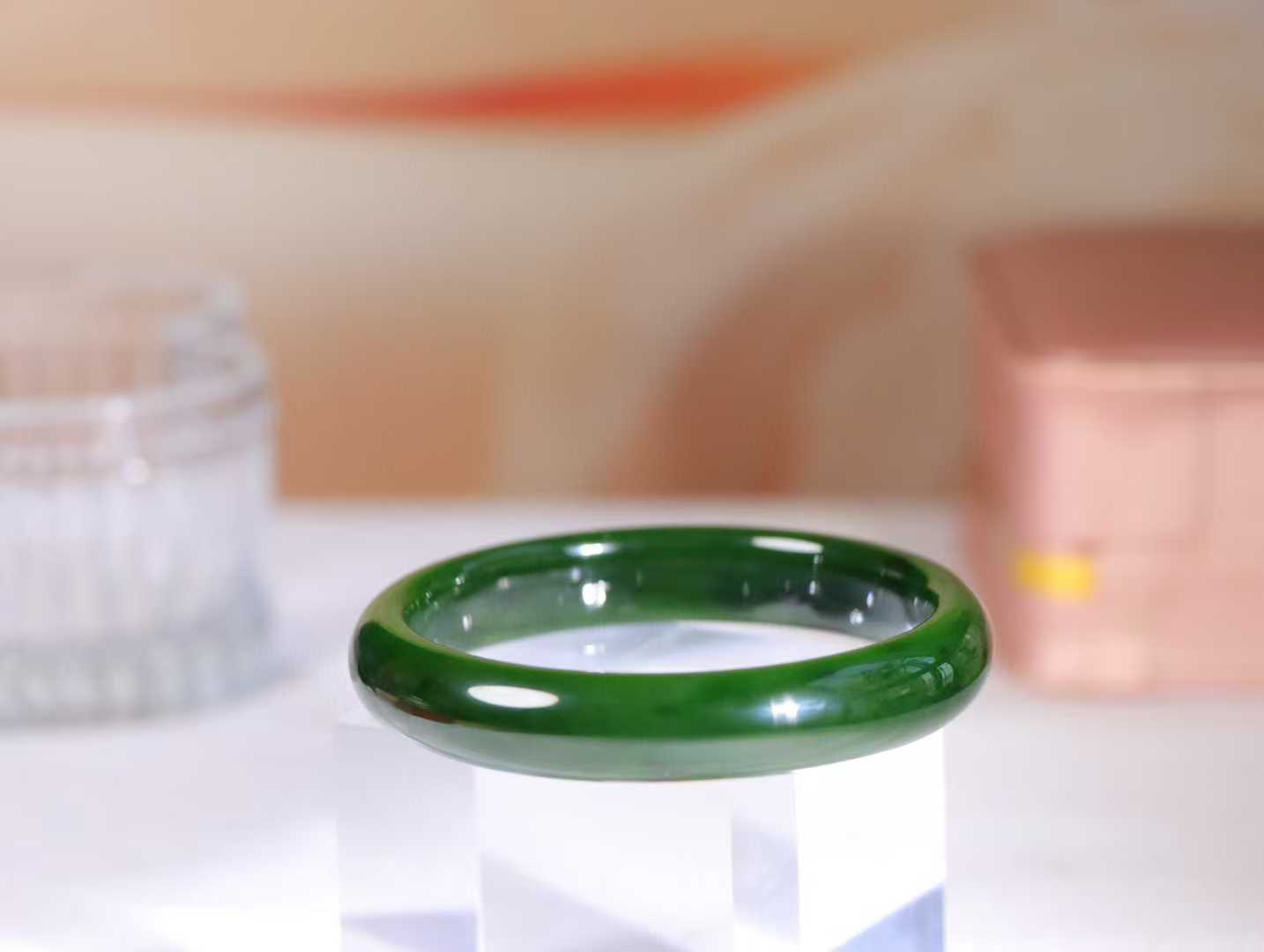 【碧色荡漾】

和田玉碧玉菠菜绿手镯，俄料七号矿 红皮老料，玉质温润细腻 油性十足，色泽匀称，️款式精美时尚，佩戴美观惹眼，美自天成，婉约之美，举手投足间透出那份低调奢华。

重42克 圈口57.5mm尺寸57.5-11.8-7.2mm O18823207130