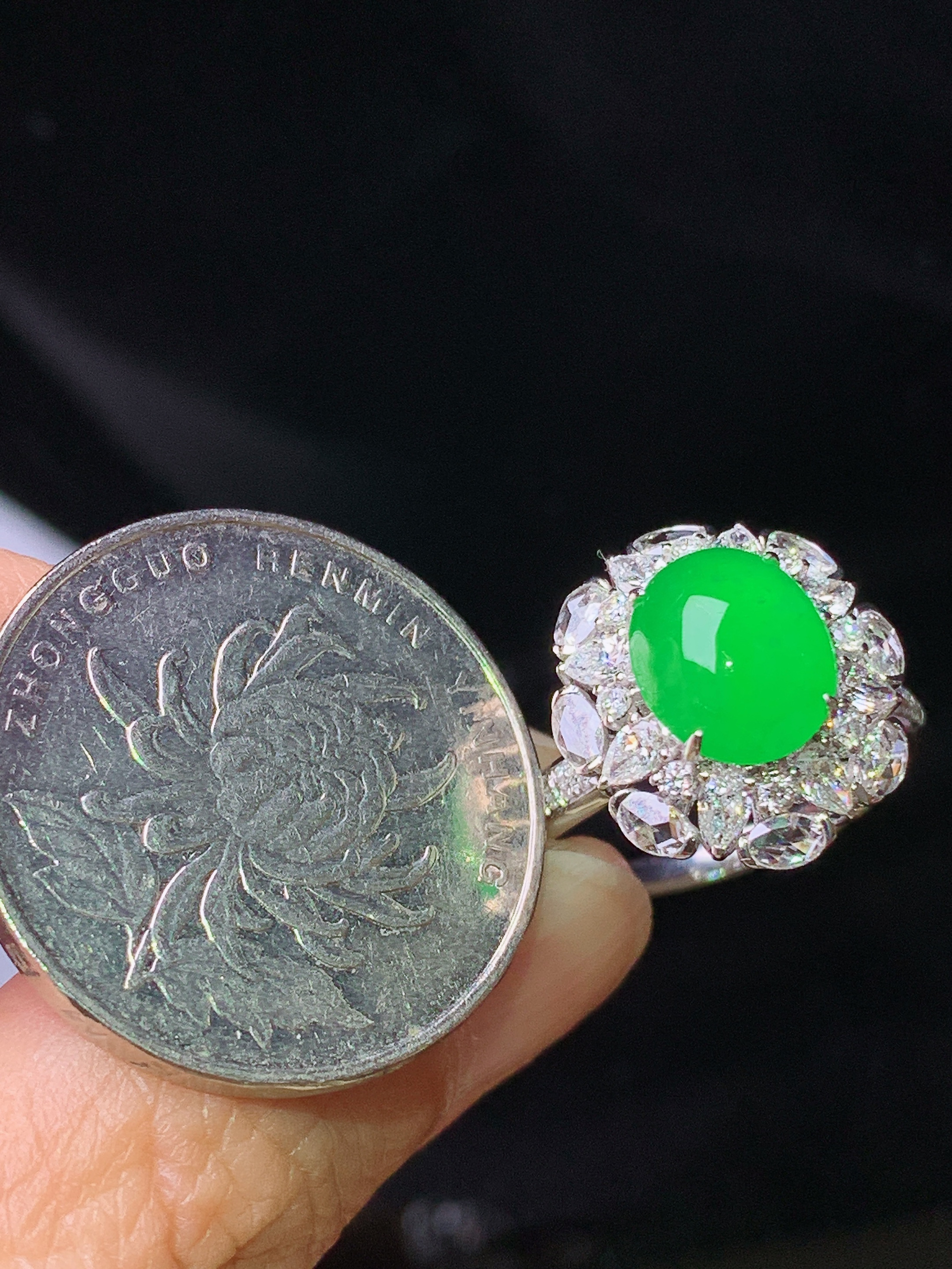 18k金钻镶嵌满绿蛋面吊坠 玉质细腻 色泽艳丽清新 水润亮眼 圈口15 整体尺寸16.2*14.8*10.6m3