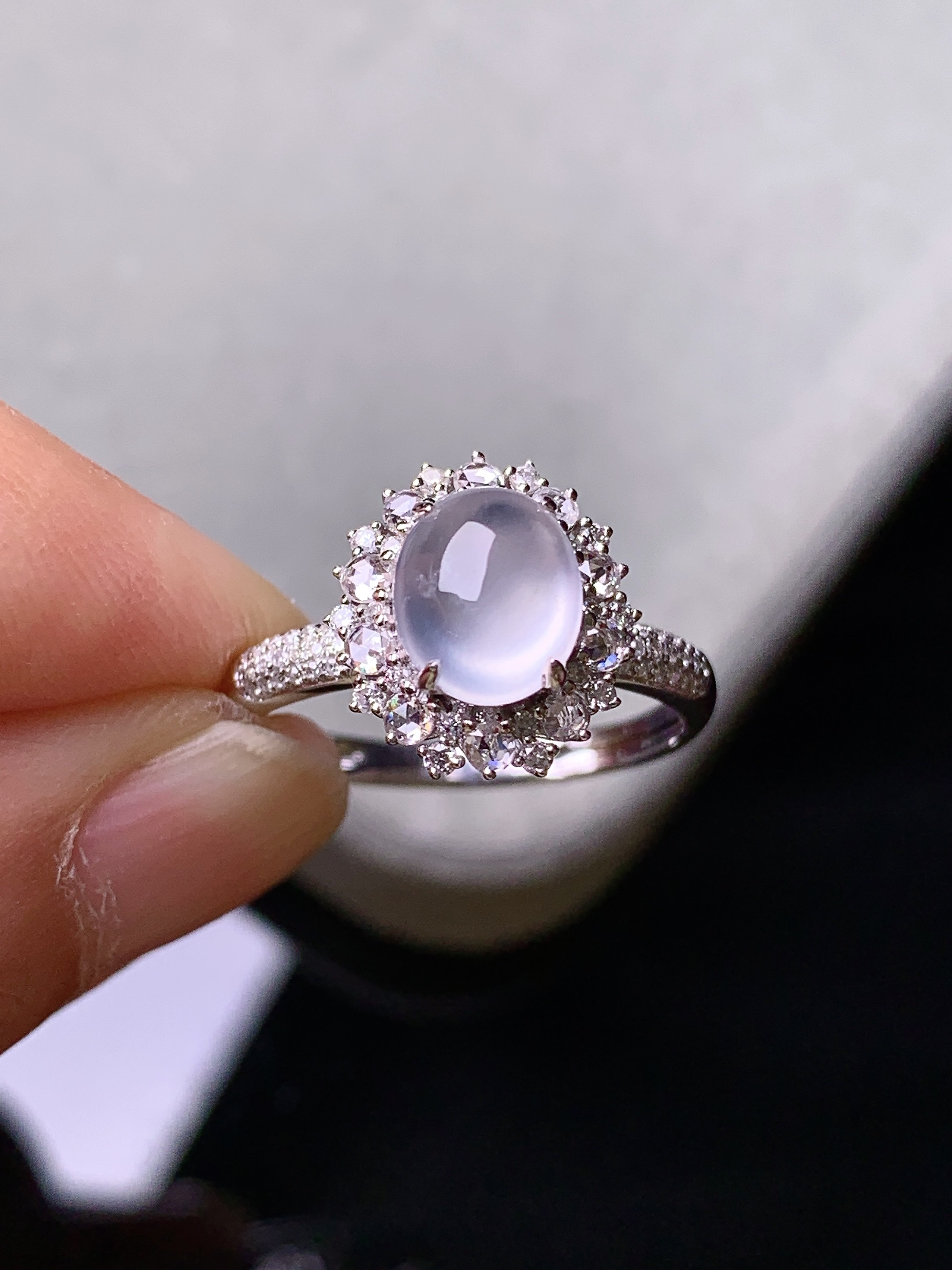 18k金钻镶嵌冰种蛋面戒指 玉质细腻 色泽艳丽清新 水润亮眼 圈口14.5 整体尺寸12*11*8.8m3