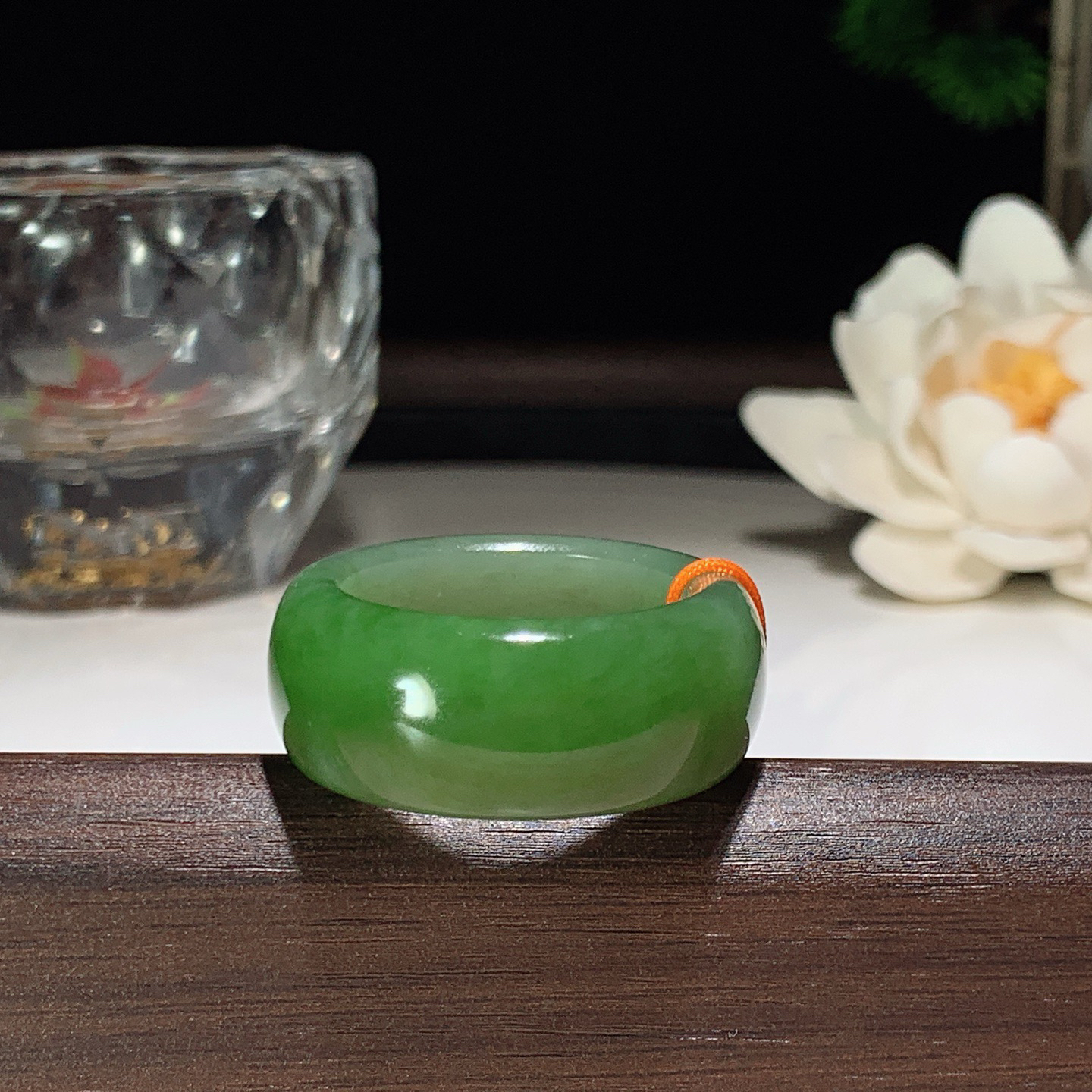 和田玉阳绿俄罗斯碧玉扳指挂件。内径23尺寸12/5重13.5克。玉质细腻油润。手推出油。佩戴高端典雅