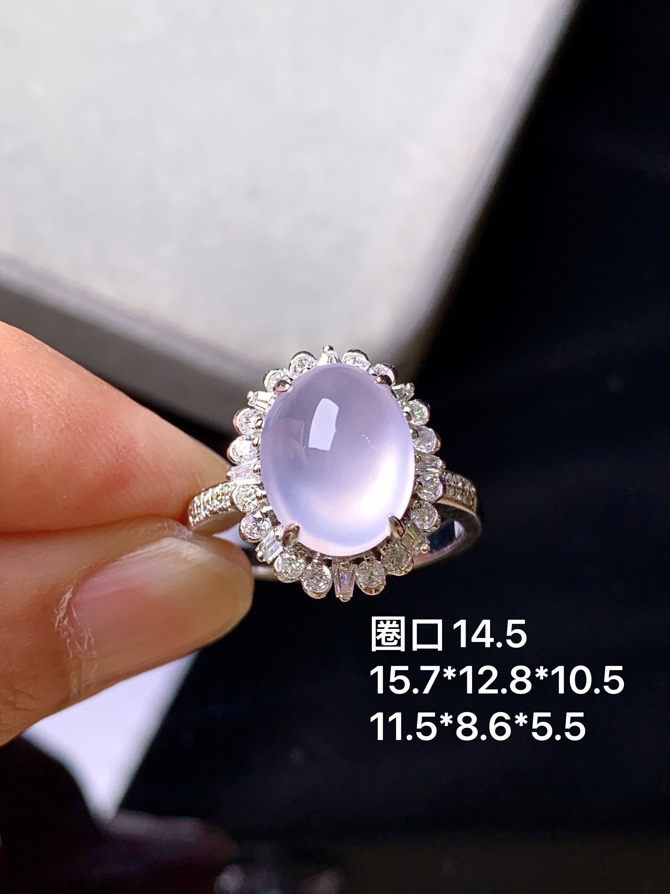 18k金钻镶嵌冰种蛋面戒指 玉质细腻 色泽艳丽清新 水润亮眼 圈口14.5 整体尺寸15.7*12.8*10.5m3