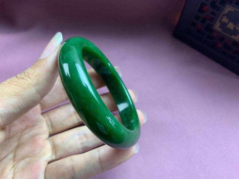 58.5圈口和田玉碧玉鲜菠菜绿手镯，老坑料，阳光下颜色鲜艳，细腻油润，无裂无杂，脂粉好，品质