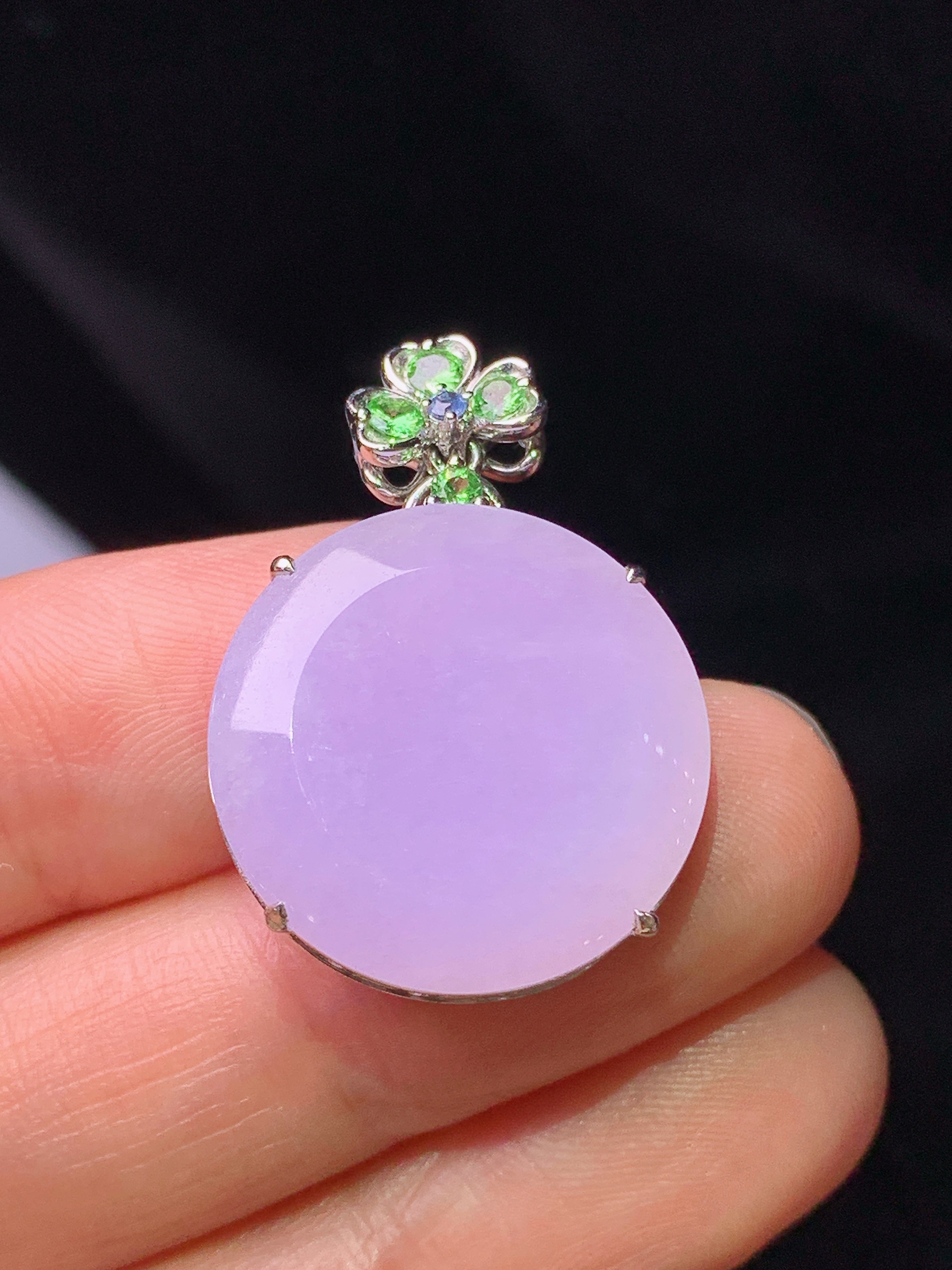 18k金钻镶嵌紫罗兰圆牌吊坠 玉质细腻 色泽艳丽清新 水润亮眼 整体尺寸27.7*19.8*7.2g1