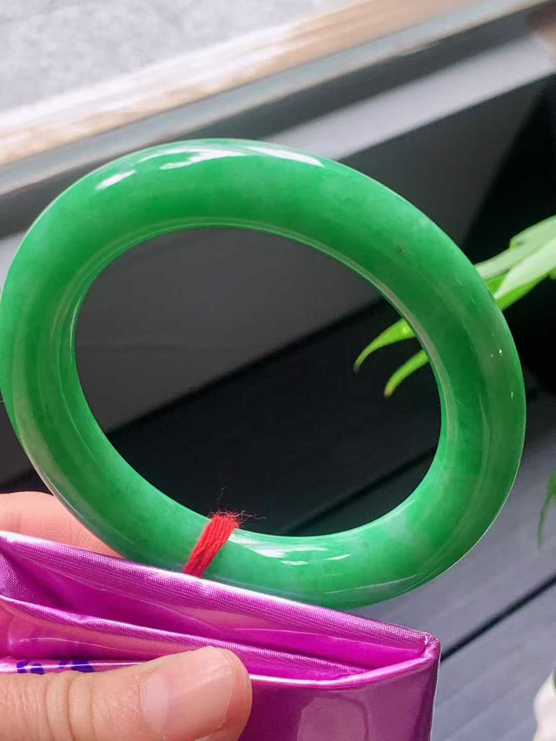 【翡翠名称】老种冰阳绿56.5圈口圆条手镯
【翡翠尺寸】56.5/11.5/11.4mm适合56.5-59正圈口佩戴
【翡翠描述】宝贝种老水足，玉质细腻，色泽靓丽，性价比高，佩戴效果好！
【其它赠送】权威证书/精美挂绳盒子/支持全国复检