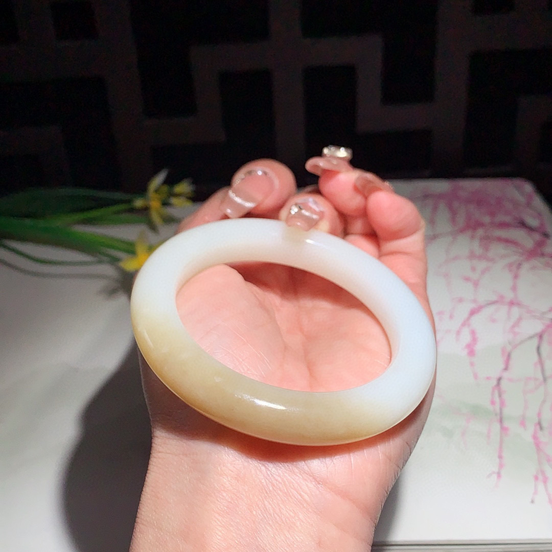 和田玉53.5圈口且末糖手镯！玉质细腻油润 底色纯净 无裂无黑 脂粉好，品质高。