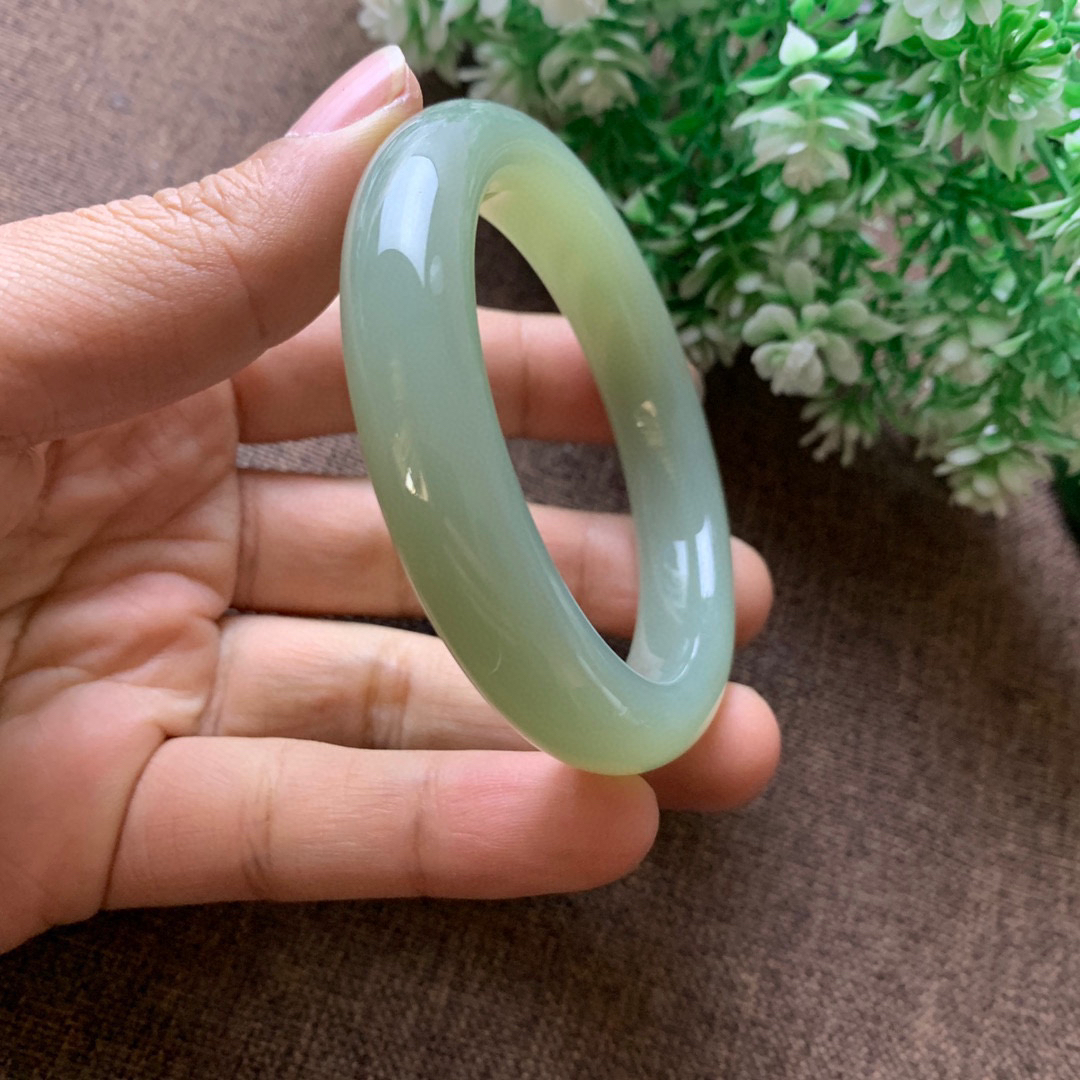 和田玉55圈口且末蓝手镯，玉质细腻油润 底色纯净 脂粉好，品质好
