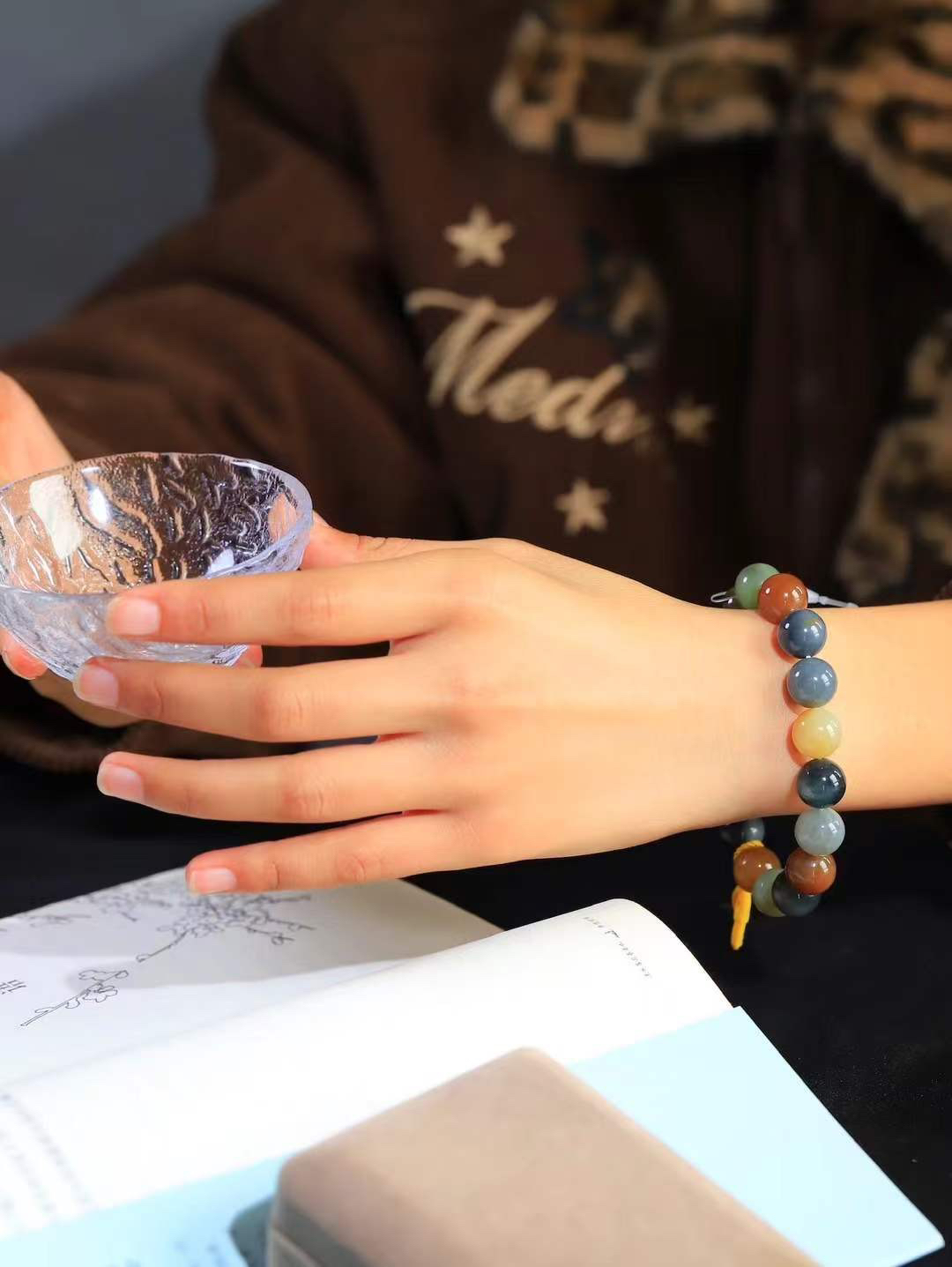 【多宝手串】

货头精选 和田玉多宝老型珠手串，每一颗玉石都凝聚自然的灵气与岁月的沉淀，寓意福禄寿喜