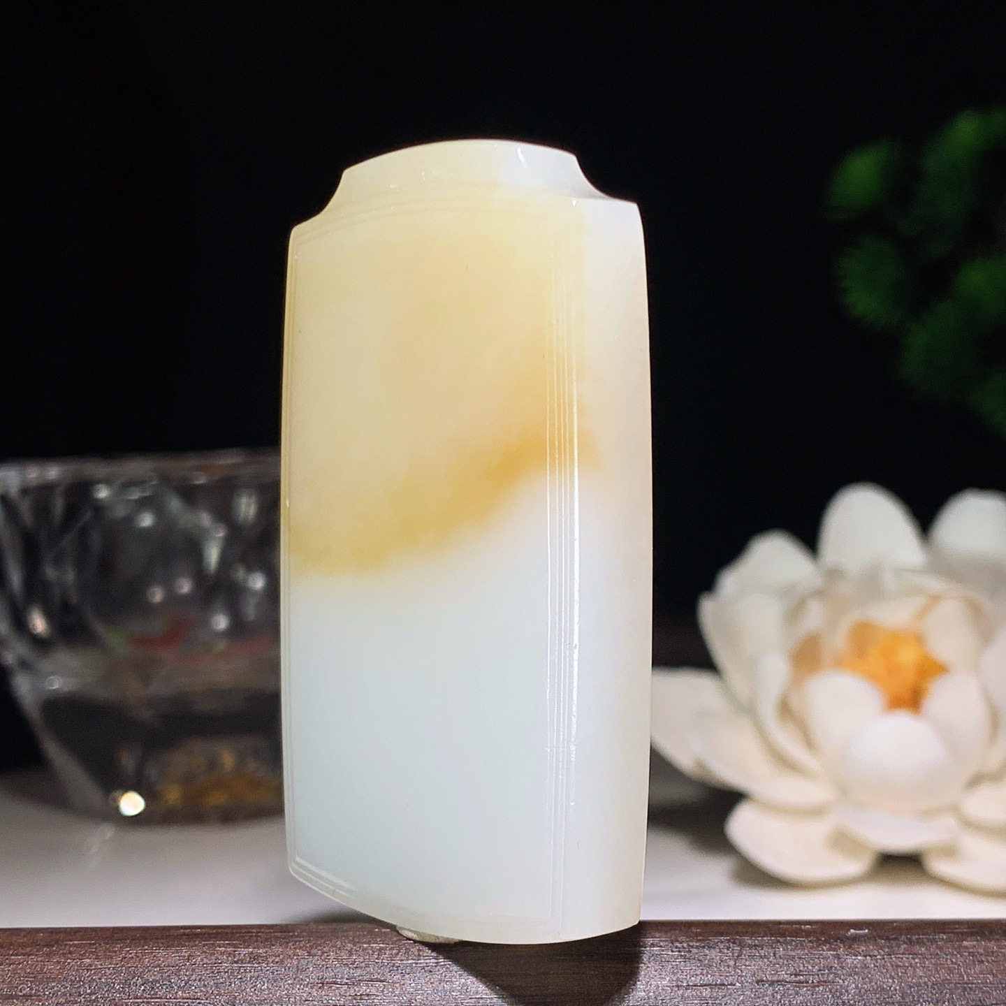 新疆和田玉且末糖平安无事牌挂件。尺寸56/32/9重43.8克。玉质细腻油润。手推出油。佩戴高端典雅。lt260313