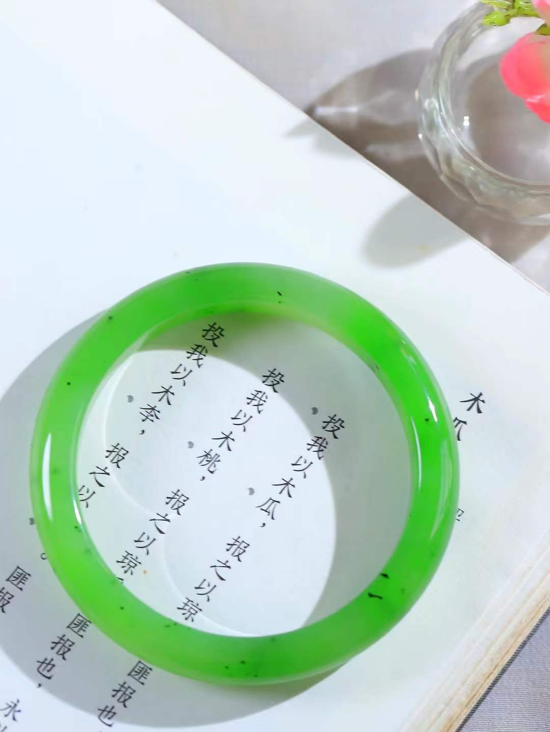 【碧波流转·手镯】

收藏级臻品️和田玉碧玉手镯，玉质细腻温润，手感舒适，️线条流畅，简约大气，美自天成，佩戴于腕间，婉约之美，举手投足间透出那份低调奢华，醉人心扉。
重34.2克 内径圈口52.5mm  尺寸9.7-7.3mm  FDT-11301233