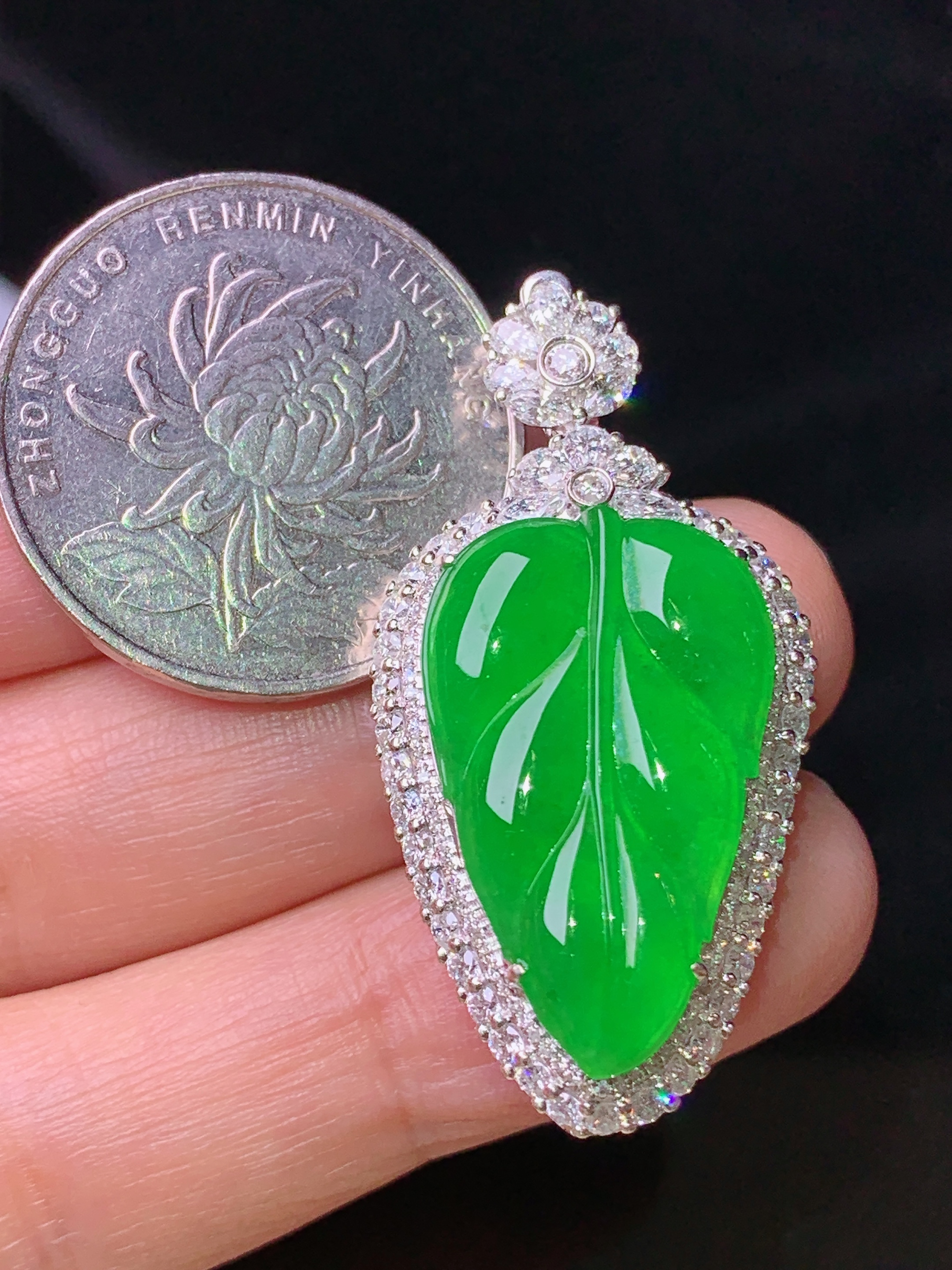 18k金钻镶嵌满绿树叶吊坠 玉质细腻 色泽艳丽清新 水润亮眼 整体尺寸38.7*19.8*9.8