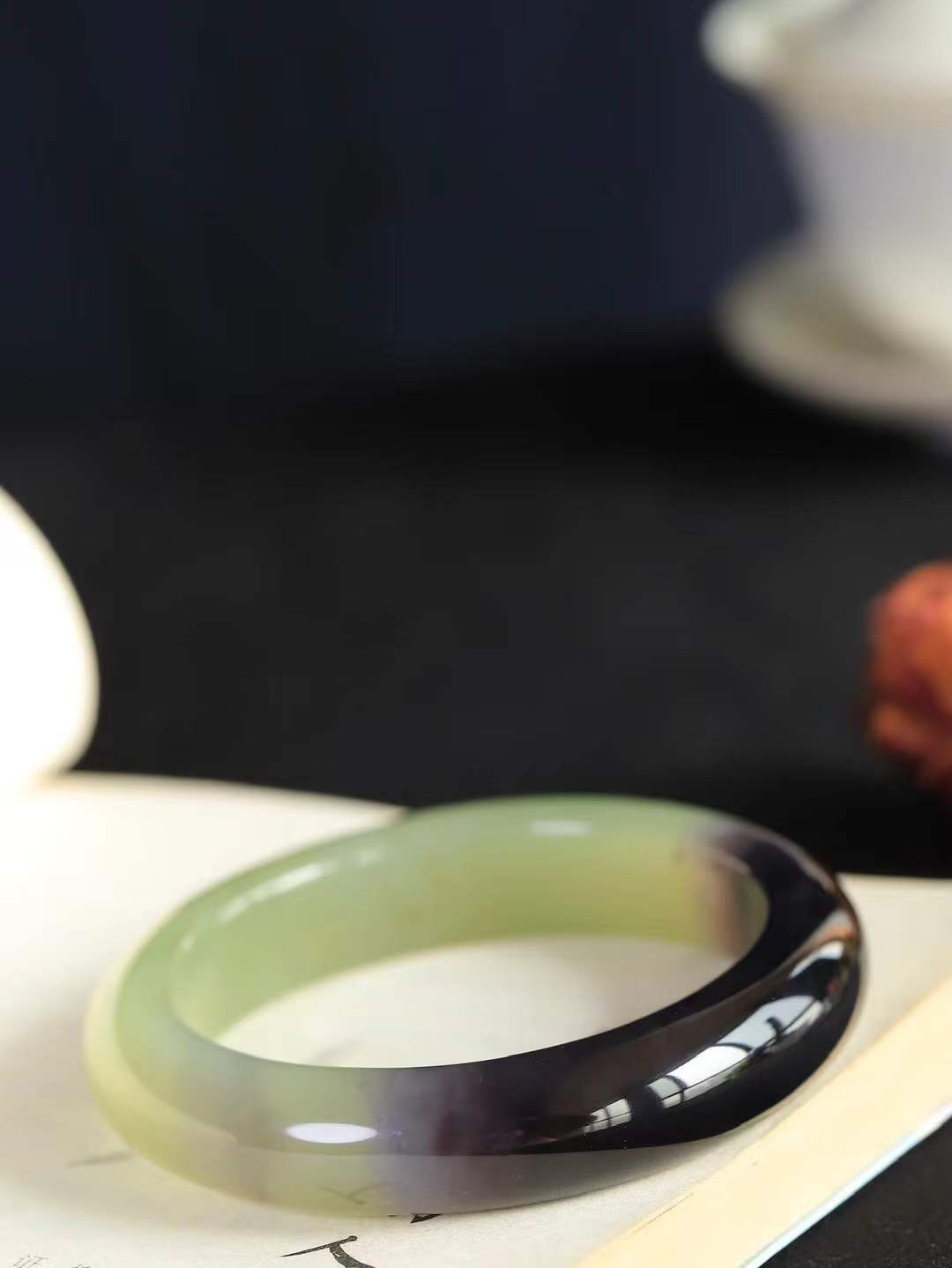 （一见倾心.手镯）

精品和田玉晴水烟紫双色手镯，玉质温润细腻 油性十足 手感舒适，高华雅逸，线条流畅，简约大气，美自天成，素雅高贵。佩戴于腕间，婉约之美，举手投足间透出那低调奢华。重78.8克 尺寸58.5-14.3-10.2mm17371230T