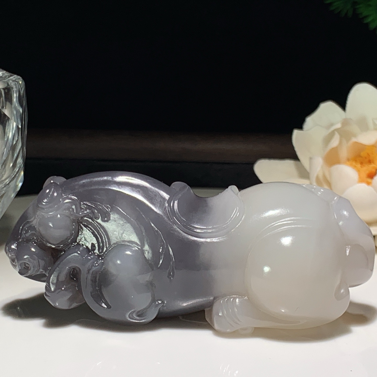 和田玉青海料白加烟紫马把件！尺寸62/36/28重121克 玉质细腻油润 底色纯净 脂粉好，品质好。