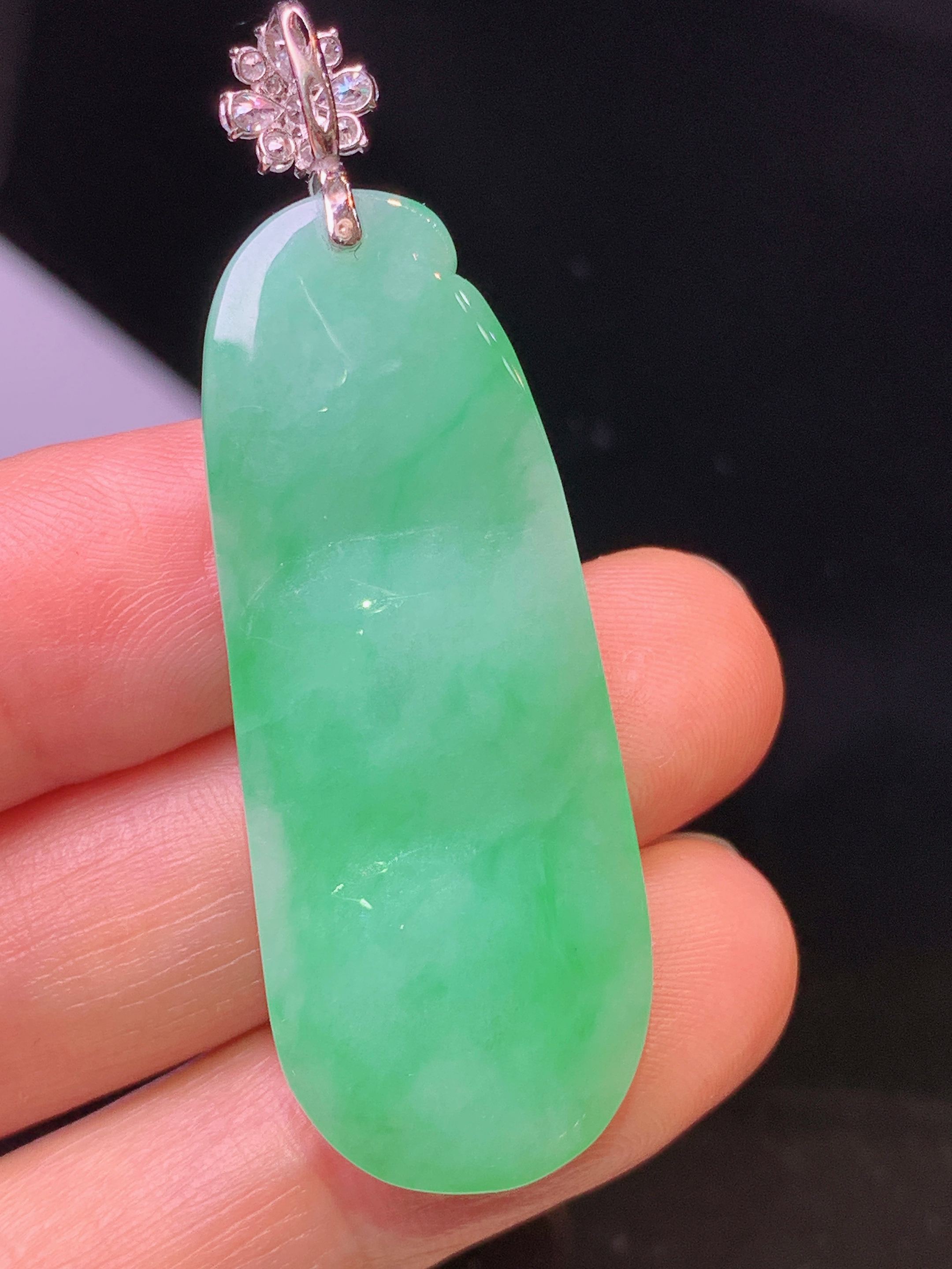 18k金莫桑钻镶嵌翠绿四季豆吊坠 玉质细腻 色泽艳丽 整体尺寸50.5*16.7*7.3j1