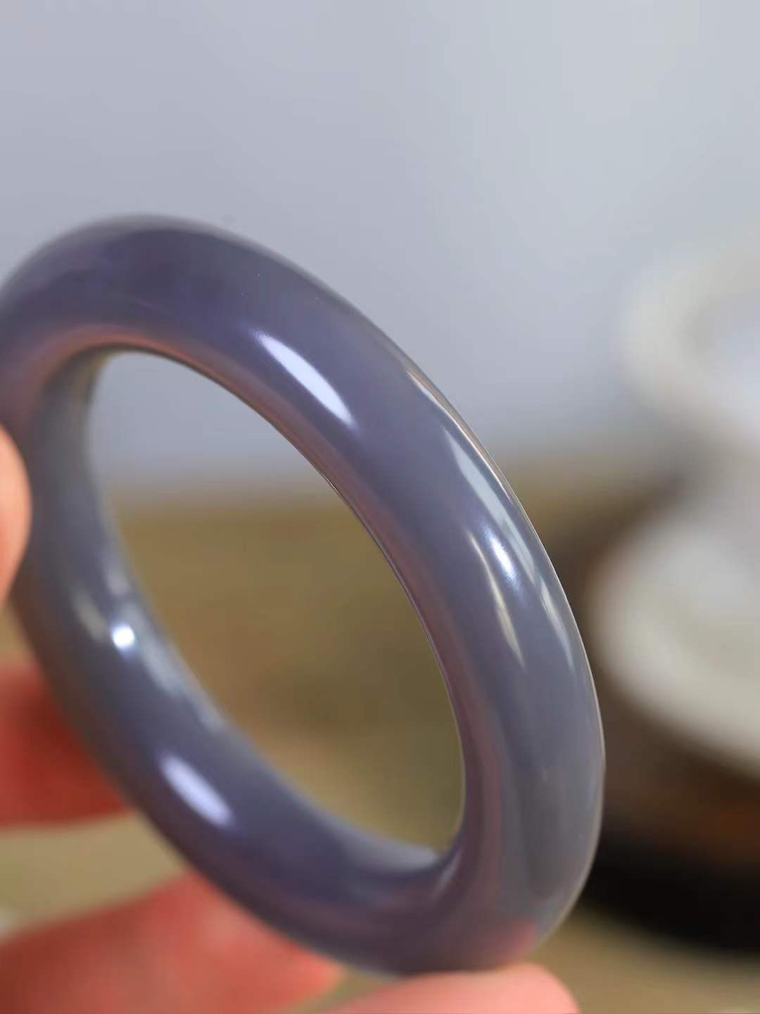 【情有独钟.手镯】

精品和田玉烟紫圆条手镯 玉质温润细腻 油性十足 手感舒适，高华雅逸，线条流畅，简约大气，美自天成，素雅高贵。佩戴于腕间，婉约之美，举手投足间透出那低调奢华。重68.4克 内径51mm 尺寸12-12mm   FDT-79371295