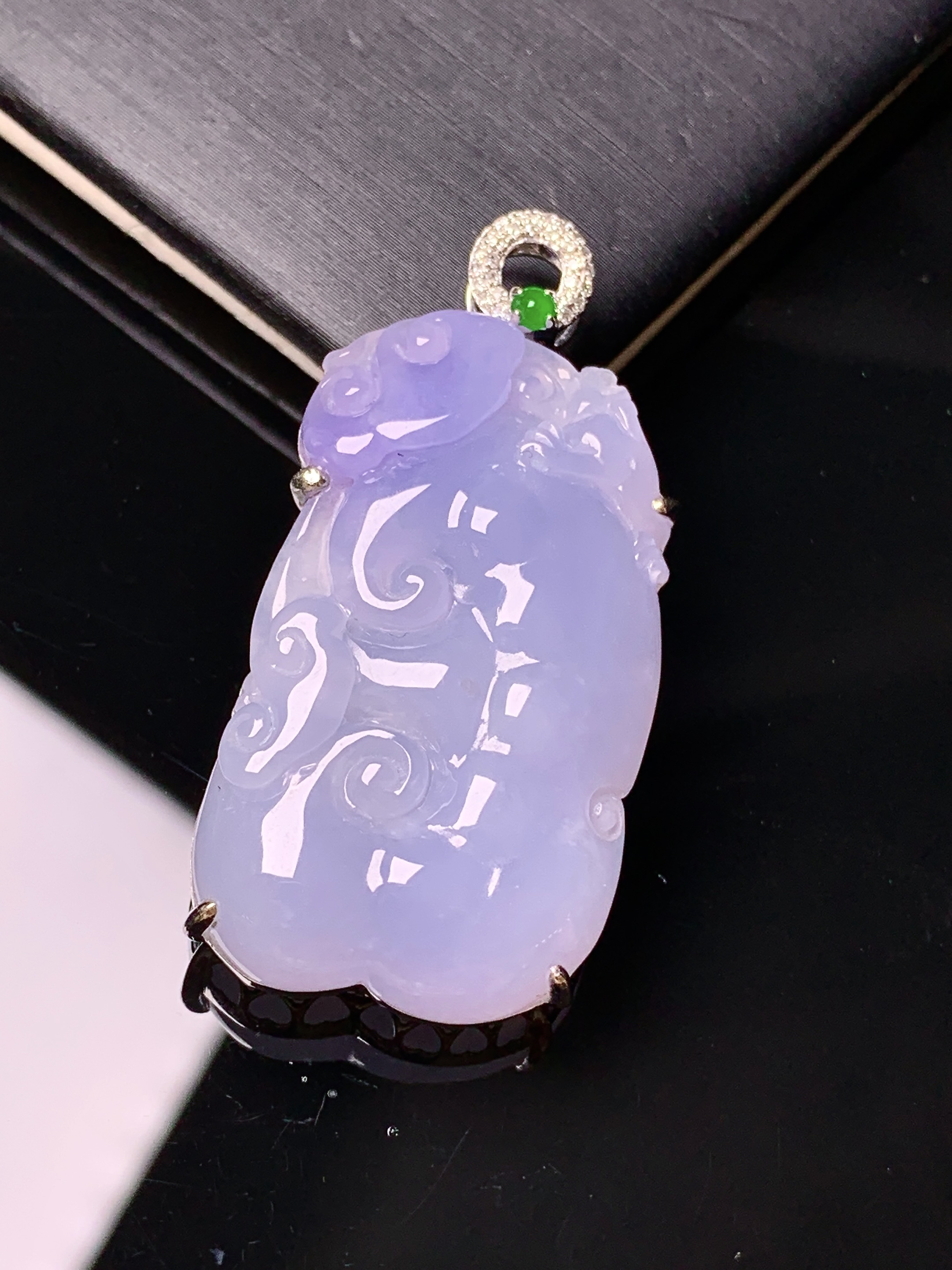 18k金钻镶嵌紫罗兰如意吊坠 玉质细腻 色泽艳丽清新 水润亮眼 整体尺寸41.3*19.8*7.3b1