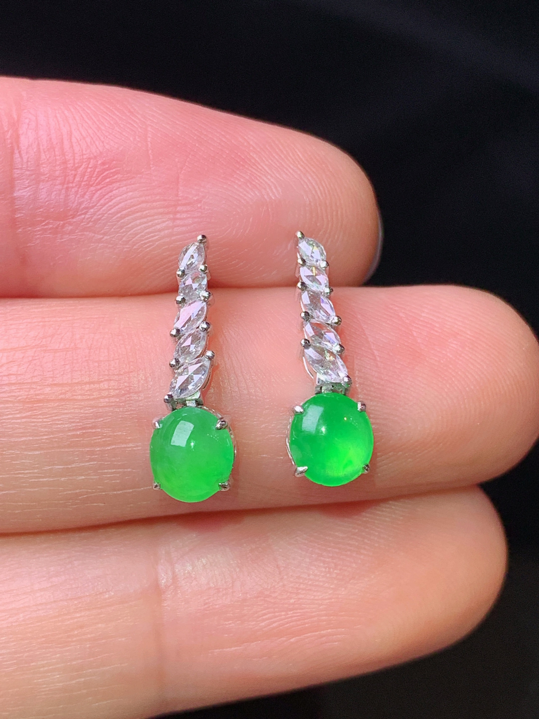 18k金钻镶嵌满绿蛋面耳坠 玉质细腻 色泽艳丽 整体尺寸15.8*5*3.5g1