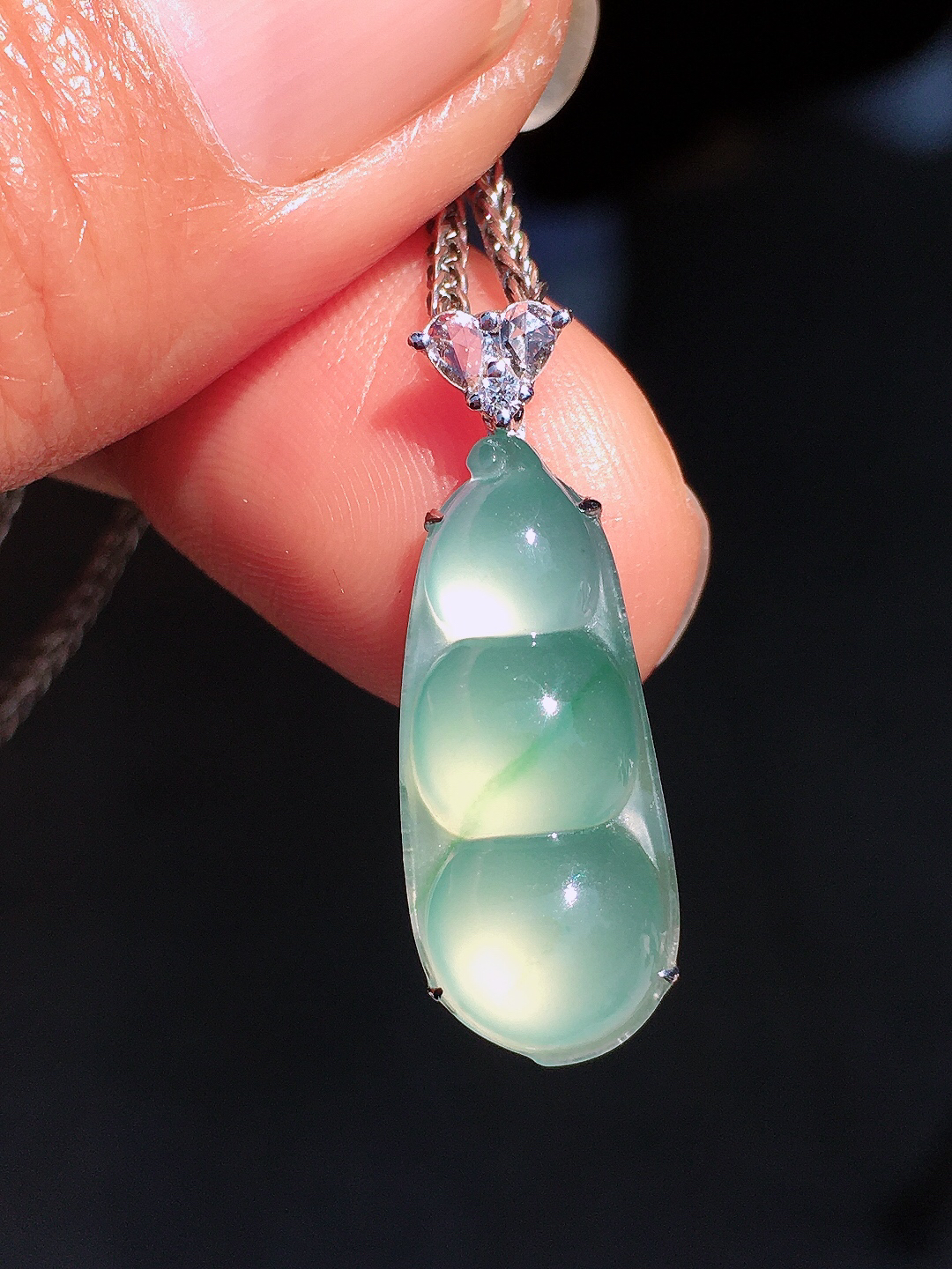 晴水福豆吊坠，玉质细腻，荧光感超
强，饱满圆润，尽显优雅气质，18k
金豪华镶嵌