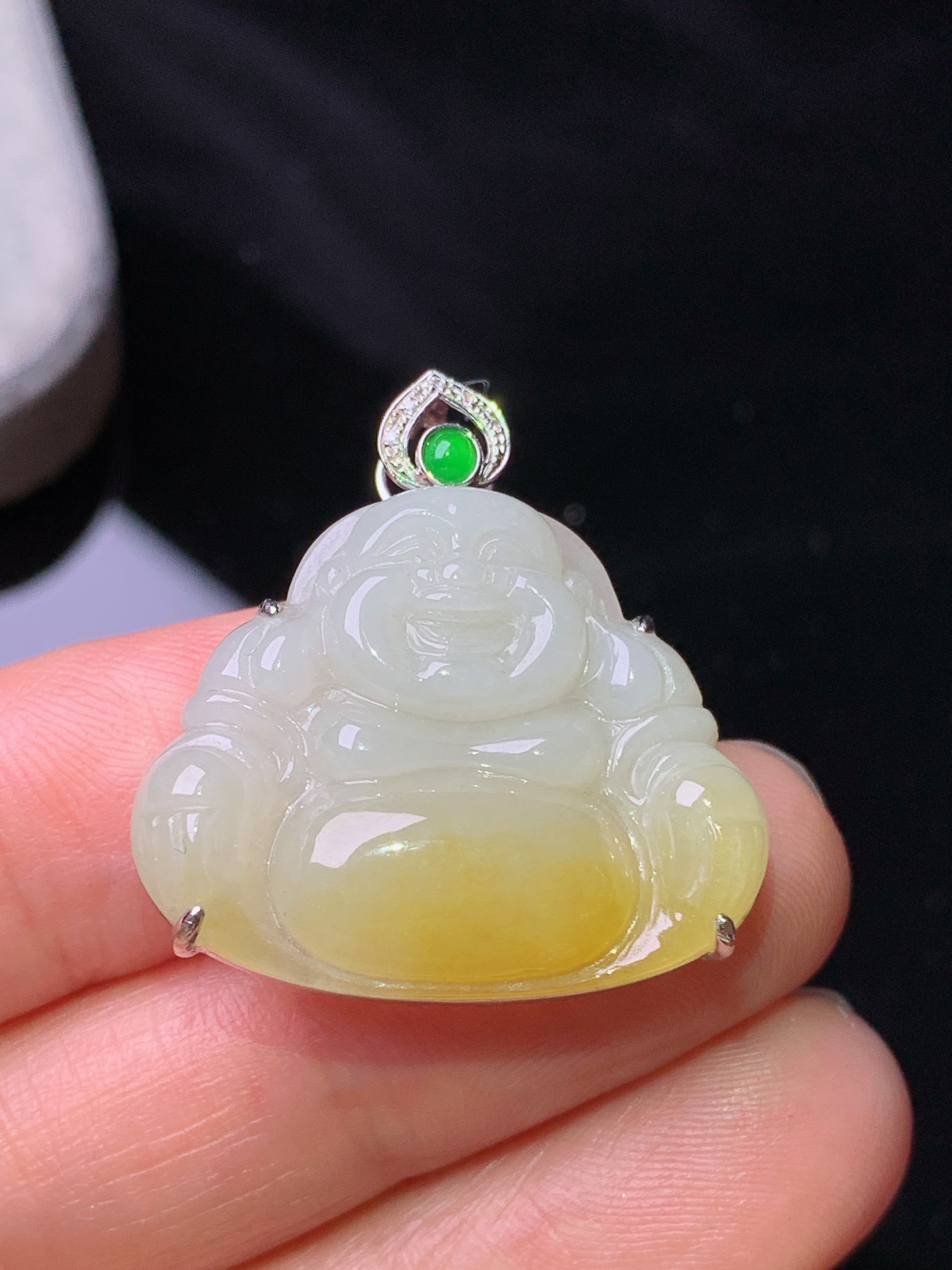 18k金镶嵌飘黄翡佛公吊坠 玉质细腻 色泽艳丽清新 水润亮眼 整体尺寸27.7*26*7.3b1