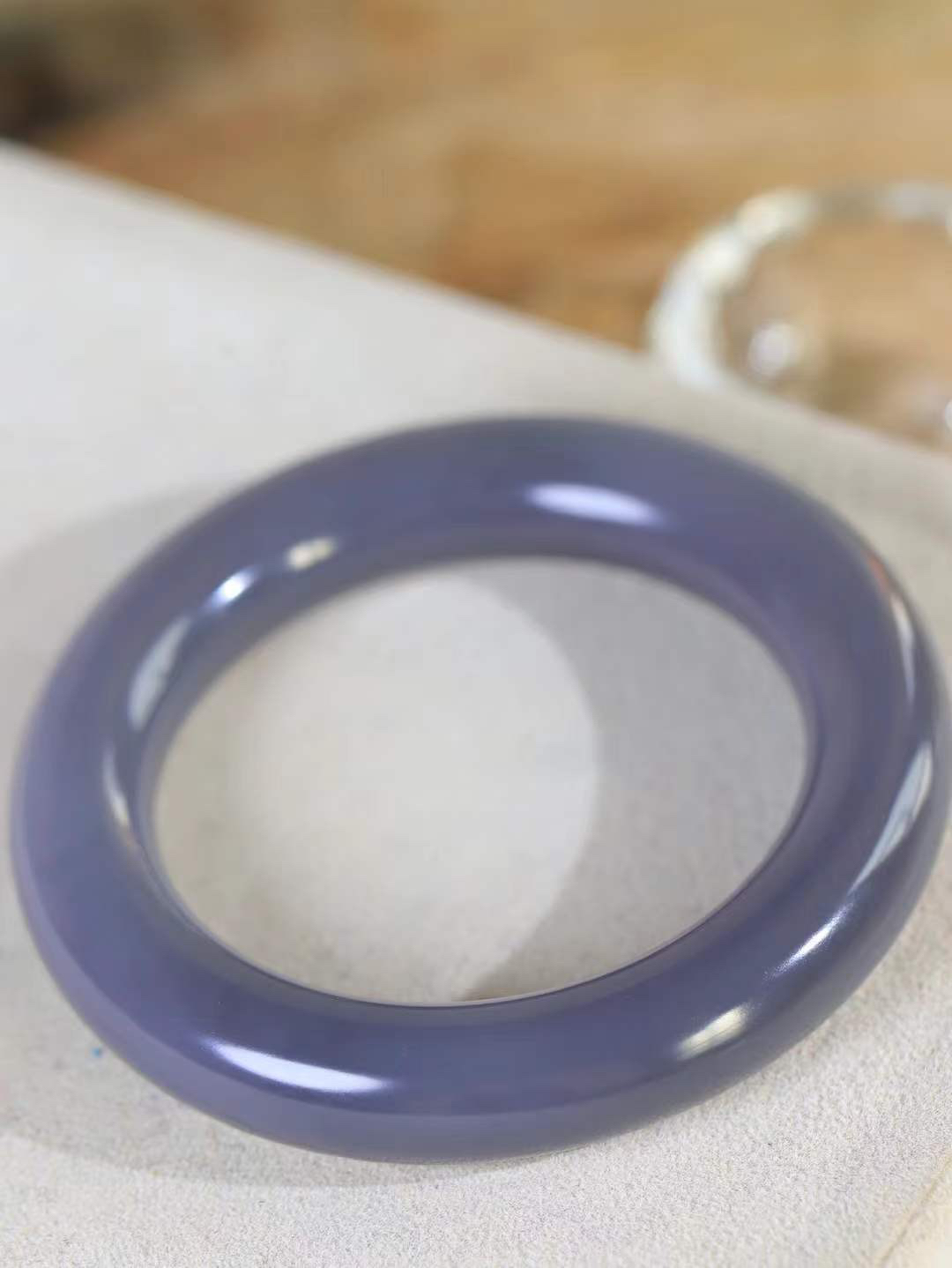 【情有独钟.手镯】

精品和田玉烟紫圆条手镯 玉质温润细腻 油性十足 手感舒适，高华雅逸，线条流畅，简约大气，美自天成，素雅高贵。佩戴于腕间，婉约之美，举手投足间透出那低调奢华。重68.4克 内径51mm 尺寸12-12mm   FDT-79371295