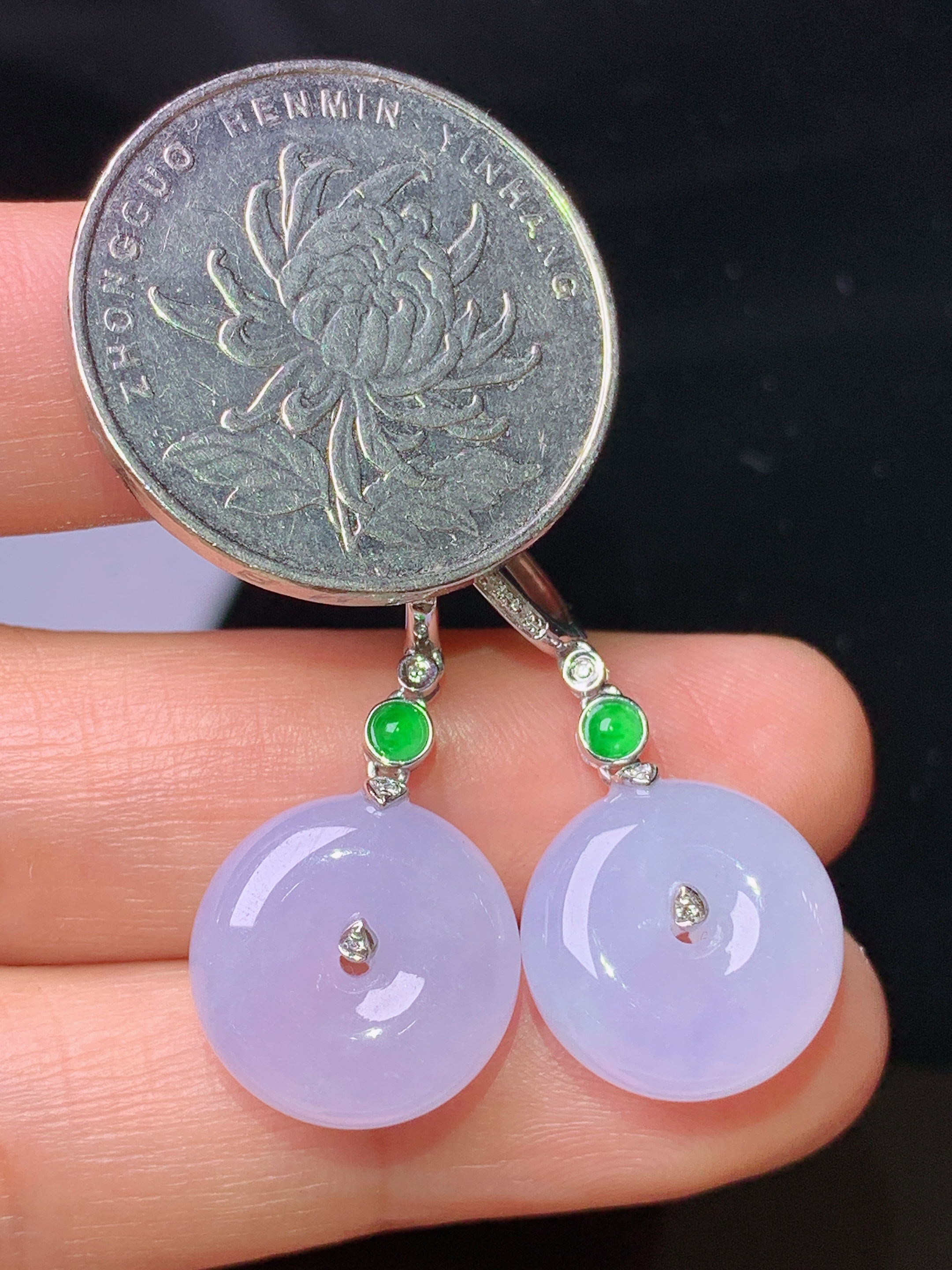 18k金钻镶嵌淡紫罗兰平安扣吊坠 玉质细腻 色泽艳丽清新 水润亮眼 整体尺寸31.3*14.2*7b1