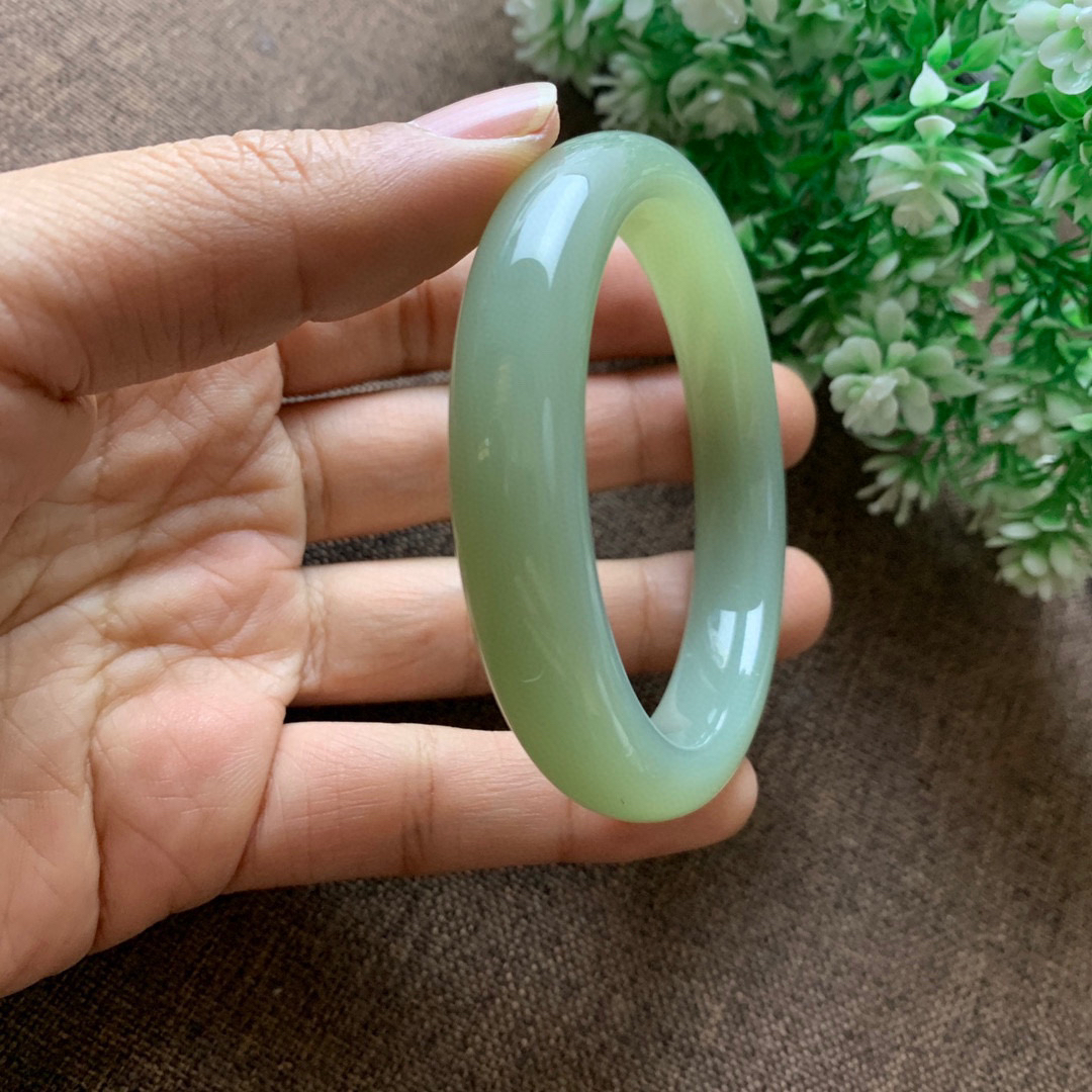 和田玉57圈口且末蓝料手镯，玉质细腻油润 底色纯净 脂粉好，品质好