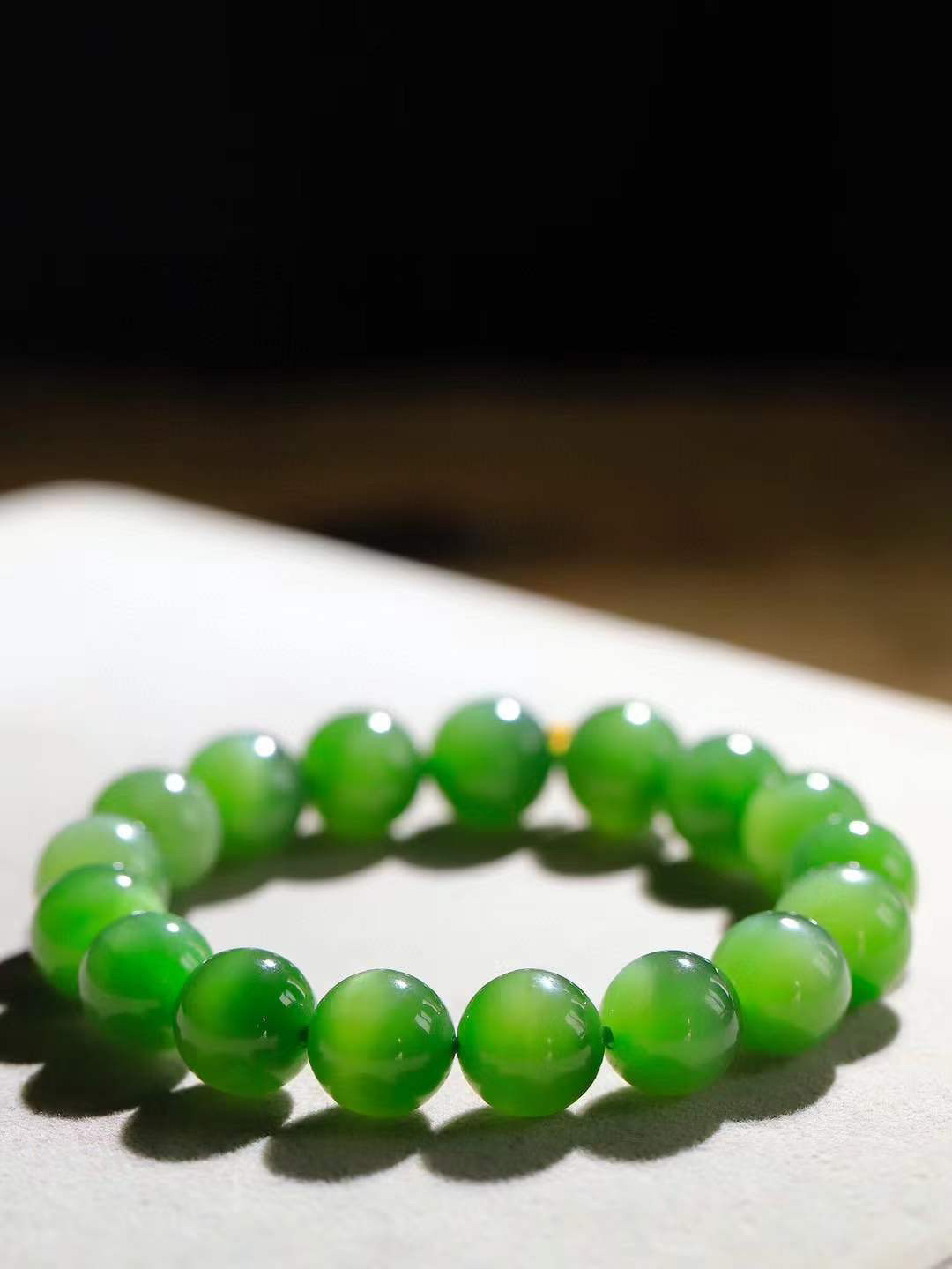 【珠圆玉润.手串】

精品️和田玉碧玉猫眼珠圆玉润手串 玉质温润细腻  整串打磨圆润，佩戴舒适。珠珠落玉盘，间关莺语花底滑，一生美好时光，无论身在何处，都有它相伴相守。事事顺遂，幸福美满，吉祥如意。重44.5克 尺寸取一12mm FDT-16351213