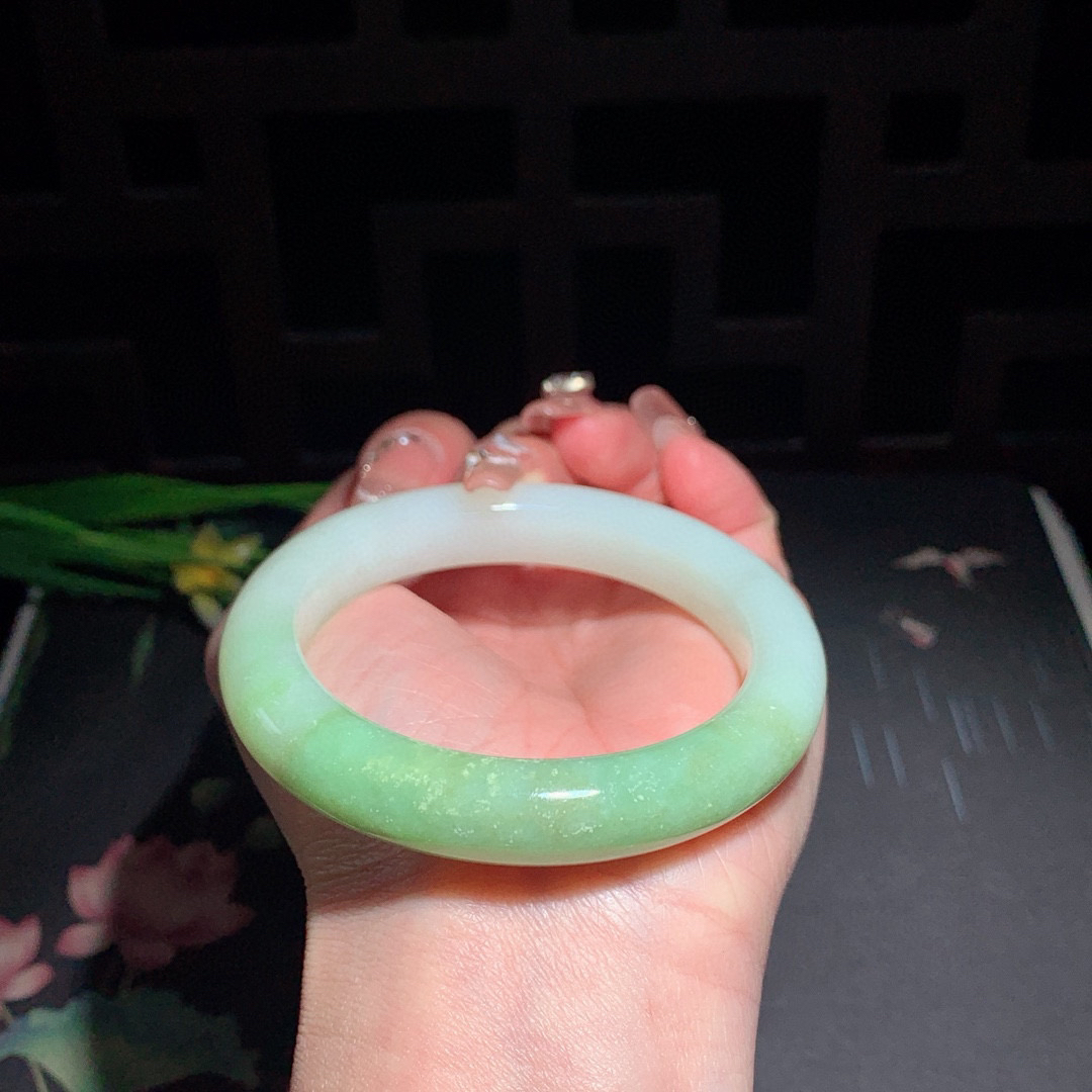 和田玉55圈口翠青手镯！玉质细腻油润 底色纯净 无裂无黑 脂粉好，品质高