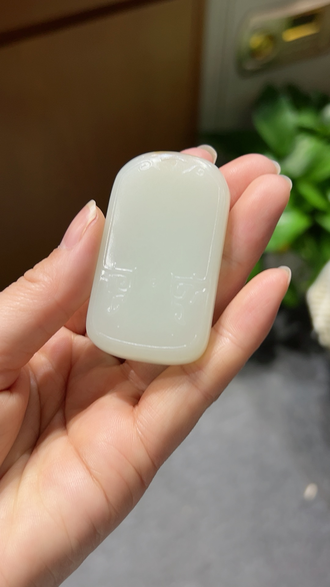 籽料｜秋梨皮｜平安牌

重56.3克 尺寸58*32*12m m