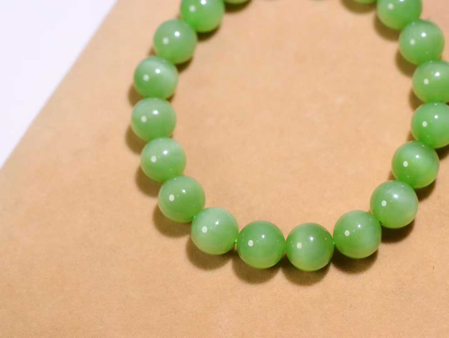 【腕间风华】

精品️和田玉碧玉猫眼圆珠手串，天然纯净，玉质细腻，圆润如珠，佩戴于腕间，尽显高贵气质。无论是日常搭配还是重要场合，都是您优雅风范的点睛之笔。

重33克  尺寸取一10mm 25821211107O