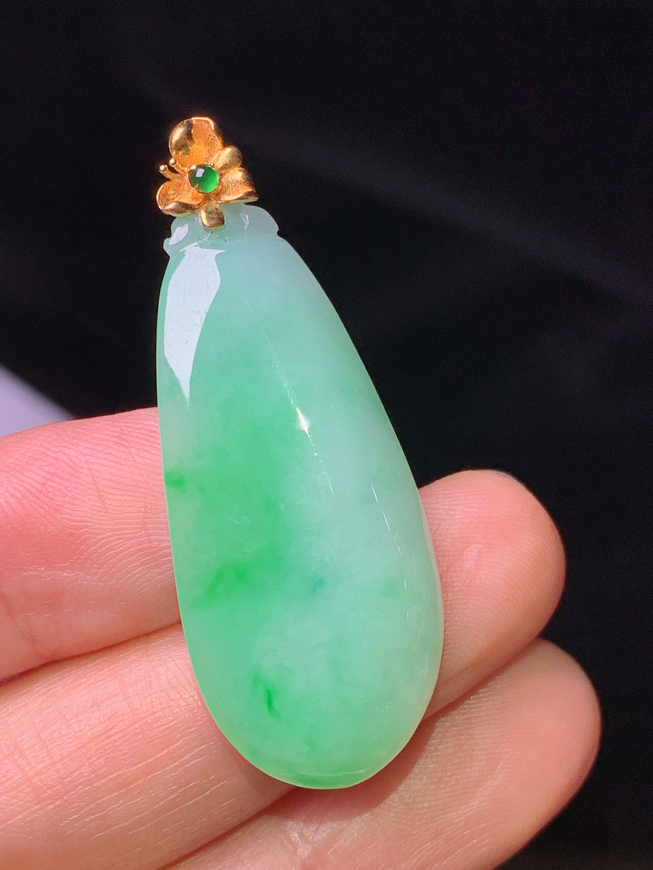 18k金镶嵌飘绿福瓜吊坠 玉质细腻 色泽艳丽 整体尺寸42.2*16.5*5.5j1