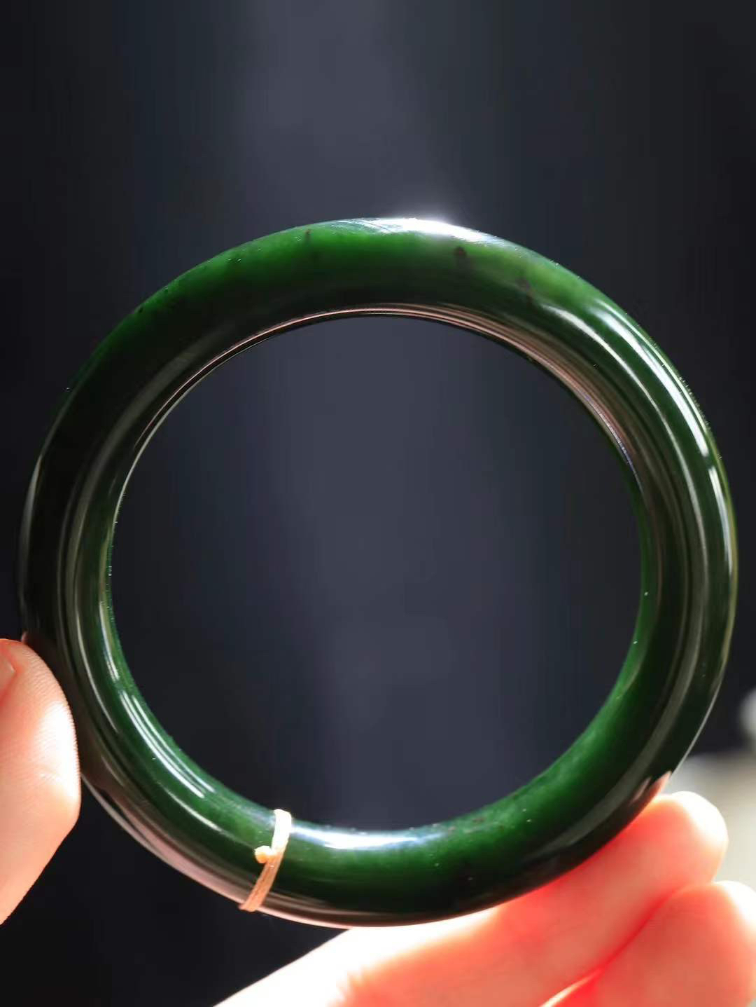 【玉佳人·手镯】

精品和田玉碧玉圆条手镯 ，玉质细腻油润，做工细致精美，端庄素雅，亭亭玉立，芊芊素手。芊芊素手，怎能忘镯？秀美圆条，更显婀娜。内径59.5mm 尺寸11-10.8mm重66克69381300T