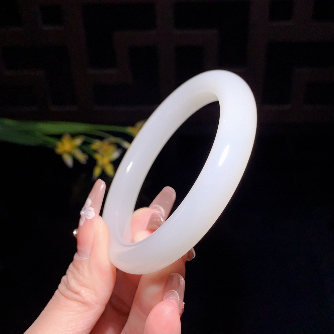 和田玉59.5圈口羊脂白手镯！玉质细腻油润 底色纯净 无裂无杂 脂粉好，品质好！