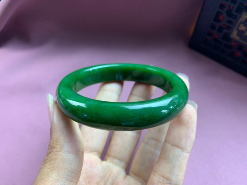 58.5圈口和田玉碧玉鲜菠菜绿手镯，老坑料，阳光下颜色鲜艳，细腻油润，无裂无杂，脂粉好，品质