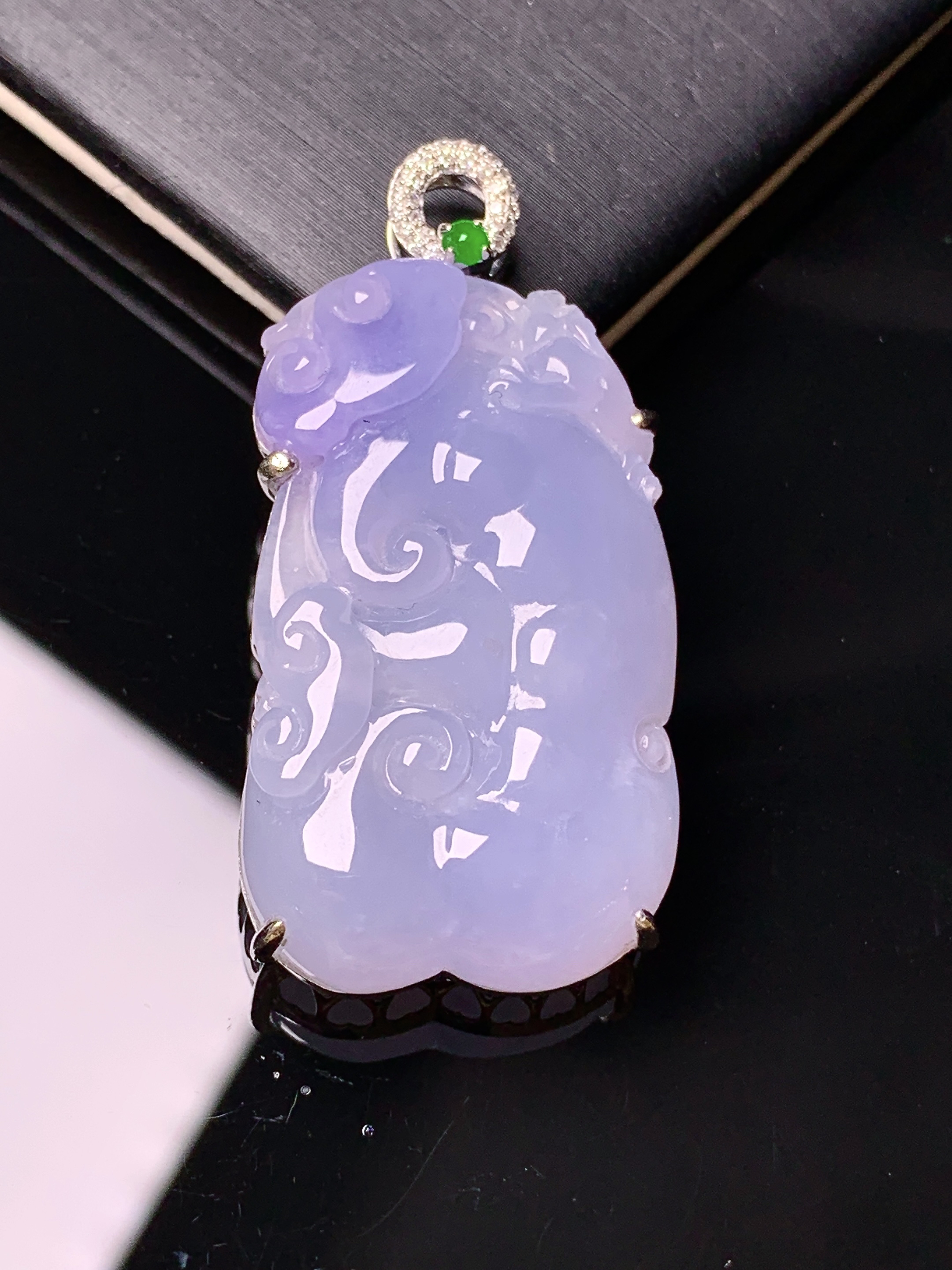 18k金钻镶嵌紫罗兰如意吊坠 玉质细腻 色泽艳丽清新 水润亮眼 整体尺寸41.3*19.8*7.3b