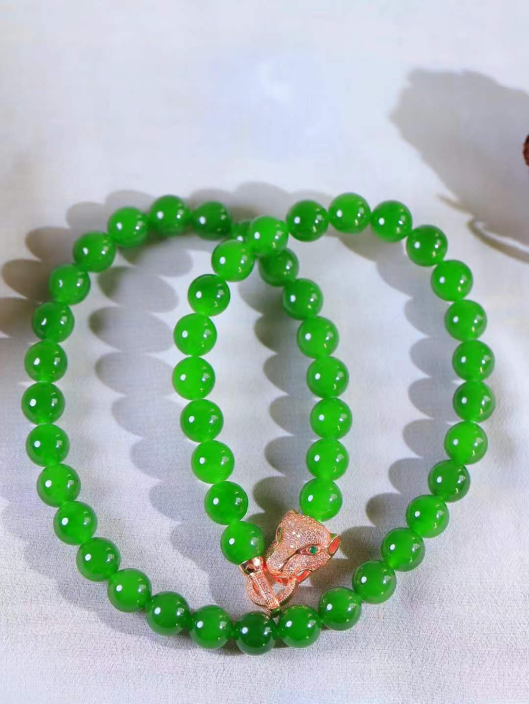 【珠圆玉润.项链】

精品️和田玉碧玉珠圆玉润项链 玉质温润细腻  整串打磨圆润，佩戴舒适。珠珠落玉盘，间关莺语花底滑，一生美好时光，无论身在何处，都有它相伴相守。事事顺遂，幸福美满，吉祥如意。重68克 尺寸取一9.4mm  36301233T