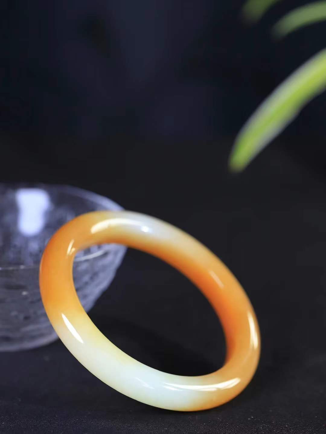 【暖玉生香·手镯】

精品和田玉糖白玉手镯，质地油润细腻，色泽高贵典雅，镯型古朴典雅。在诗情画意的雨巷相遇，你是我腕间的一抹风情，有你眸有深情，清风荡漾湖间静水，我愿俯身低眉，在烟波涟漪处，寻你深情倩影。内径56mm尺寸10.4-9.1mm重48克fDL-18301200