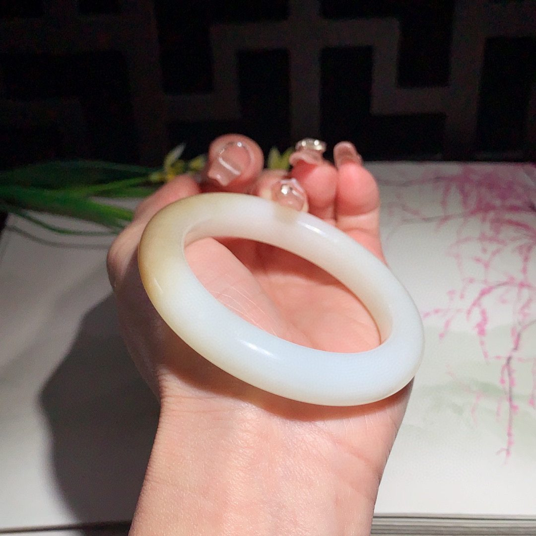 和田玉53.5圈口且末糖手镯！玉质细腻油润 底色纯净 无裂无黑 脂粉好，品质高。