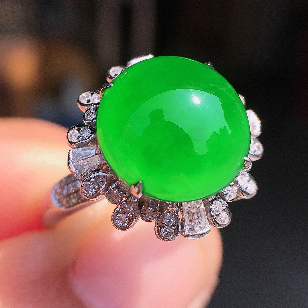 阳绿蛋面戒指，色泽均匀艳丽，玉质细腻，荧光感超
强，饱满圆润，尽显优雅气质，18k
金豪华镶嵌