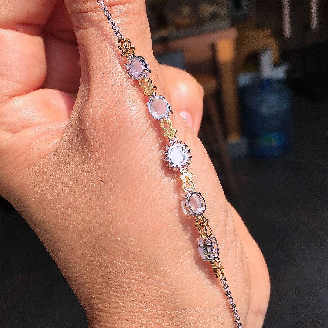 （冰+绿）二合一手链，色泽均匀艳丽，玉质细腻，荧光感超
强，饱满圆润，尽显优雅气质，18k
金豪华镶嵌