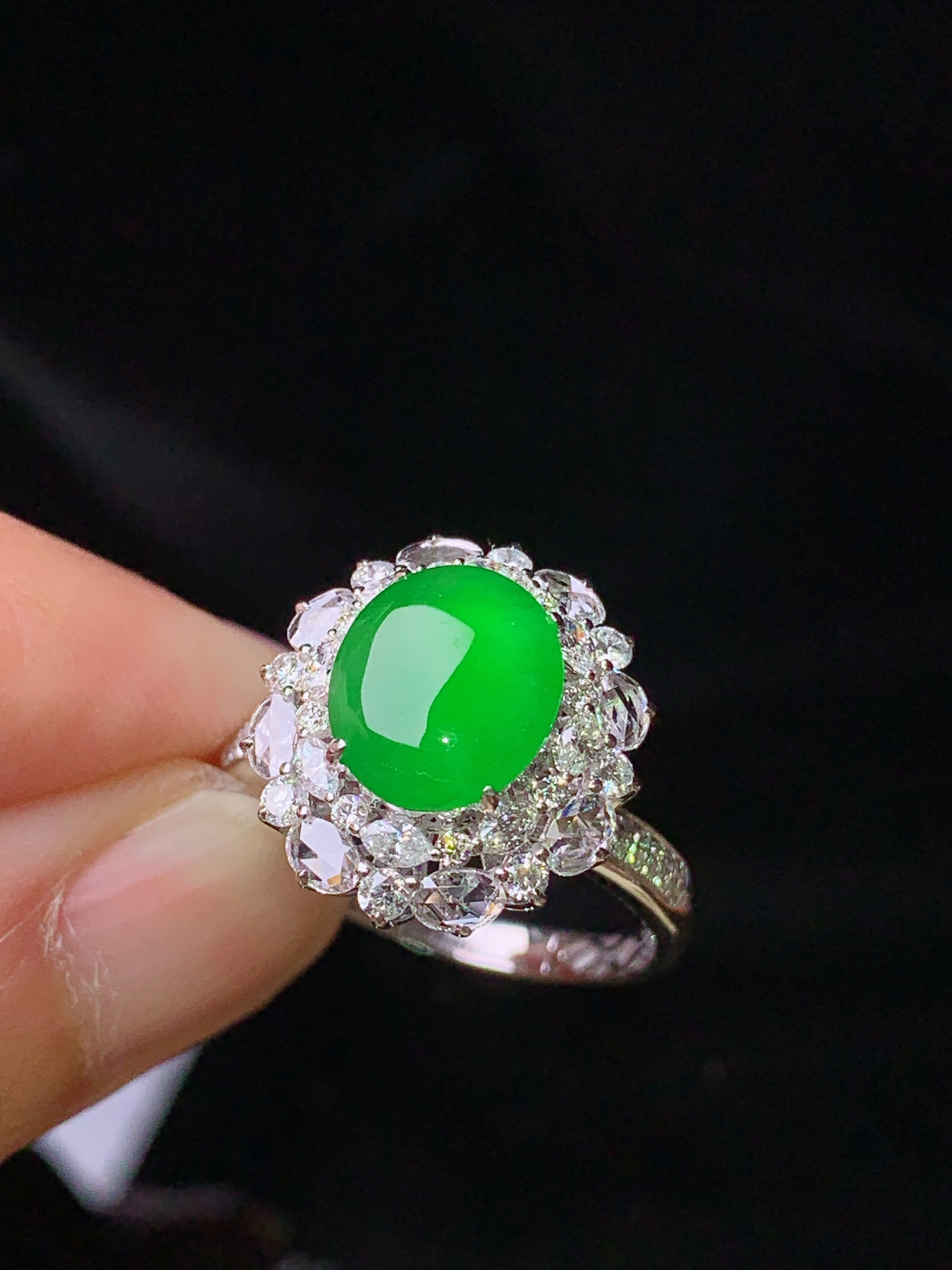 18k金钻镶嵌满绿蛋面戒指 玉质细腻 色泽艳丽清新 水润亮眼 圈口15 整体尺寸15.8*14.8*10m3