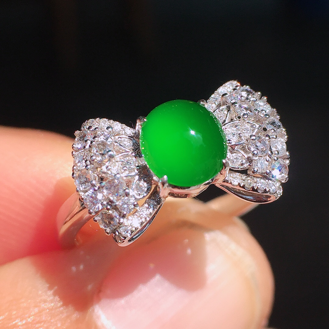 阳绿蛋面戒指，色泽均匀艳丽，玉质细腻，荧光感超
强，饱满圆润，尽显优雅气质，18k
金豪华镶嵌