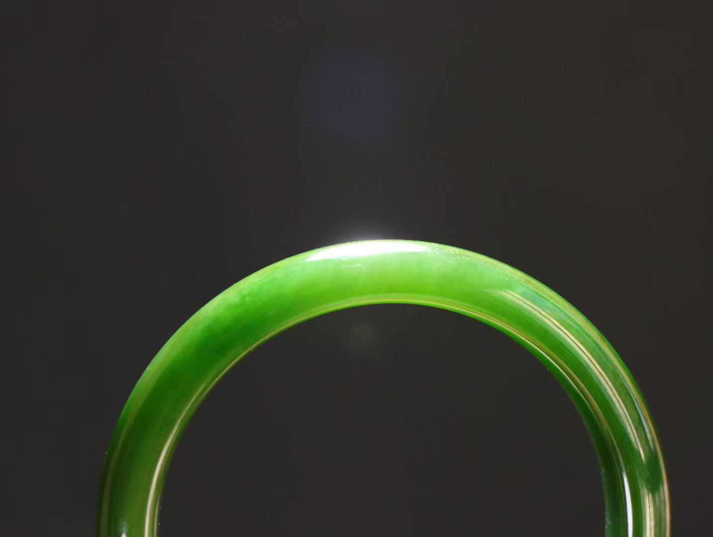 【腕间柔情】

和田玉碧玉菠菜绿手镯，俄料七号矿 红皮老料，玉质温润细腻 油性十足，色泽匀称，️款式精美时尚，佩戴美观惹眼，美自天成，婉约之美，举手投足间透出那份低调奢华。

重37.6克 圈口53.5mm尺寸53.5-11-7mm O18823207130