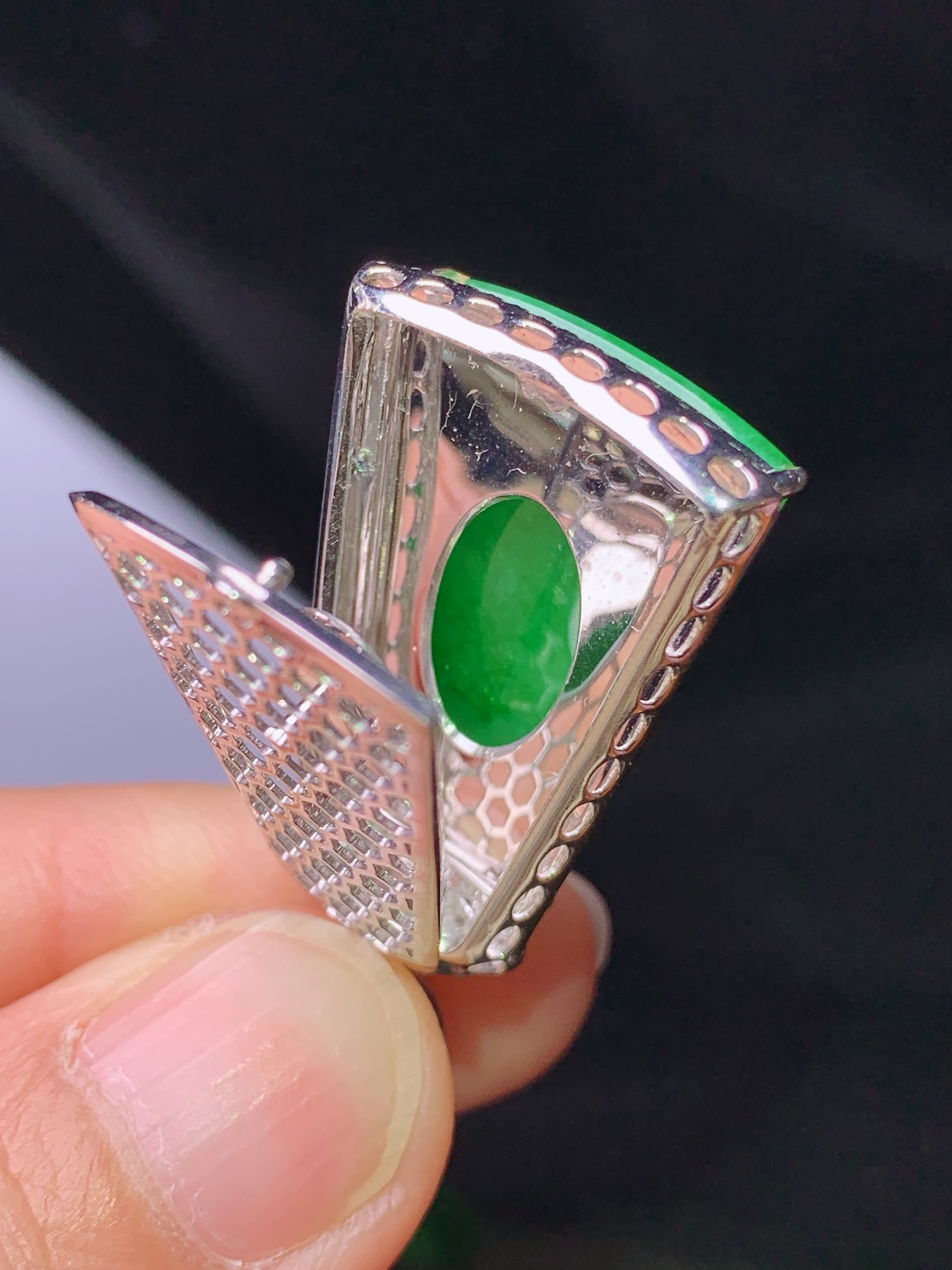 18k金钻镶嵌翠绿无事牌吊坠 玉质细腻 色泽艳丽清新 水润亮眼 整体尺寸35.2*18.8*7g1