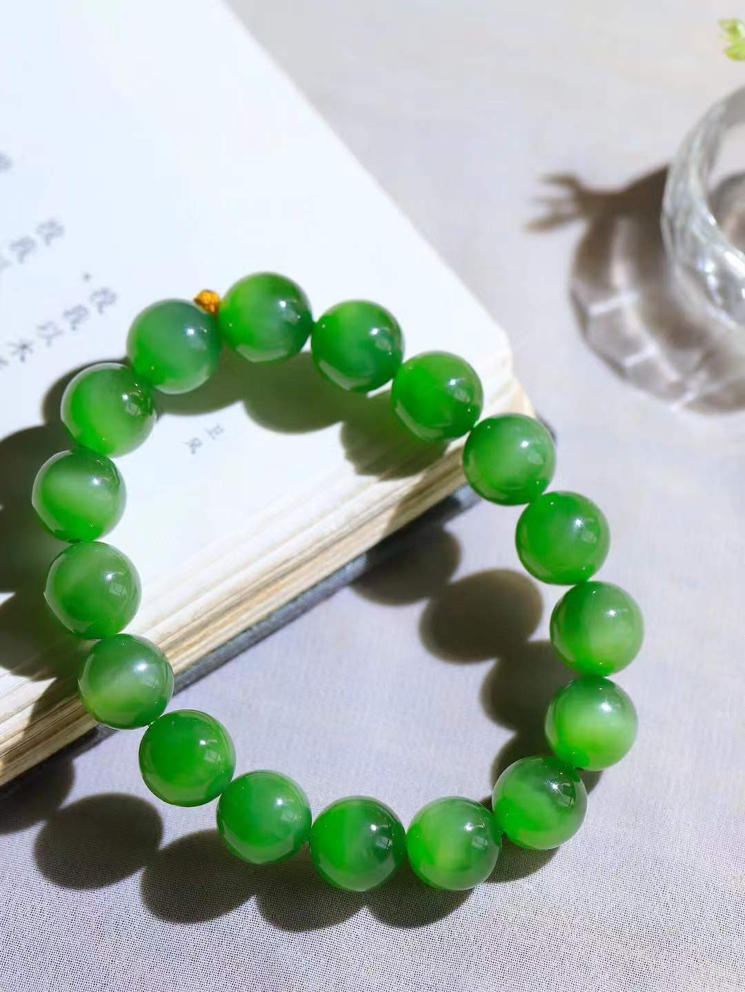 【珠圆玉润.手串】

精品️和田玉碧玉猫眼珠圆玉润手串 玉质温润细腻  整串打磨圆润，佩戴舒适。珠珠落玉盘，间关莺语花底滑，一生美好时光，无论身在何处，都有它相伴相守。事事顺遂，幸福美满，吉祥如意。重44.5克 尺寸取一12mm FDT-16351213