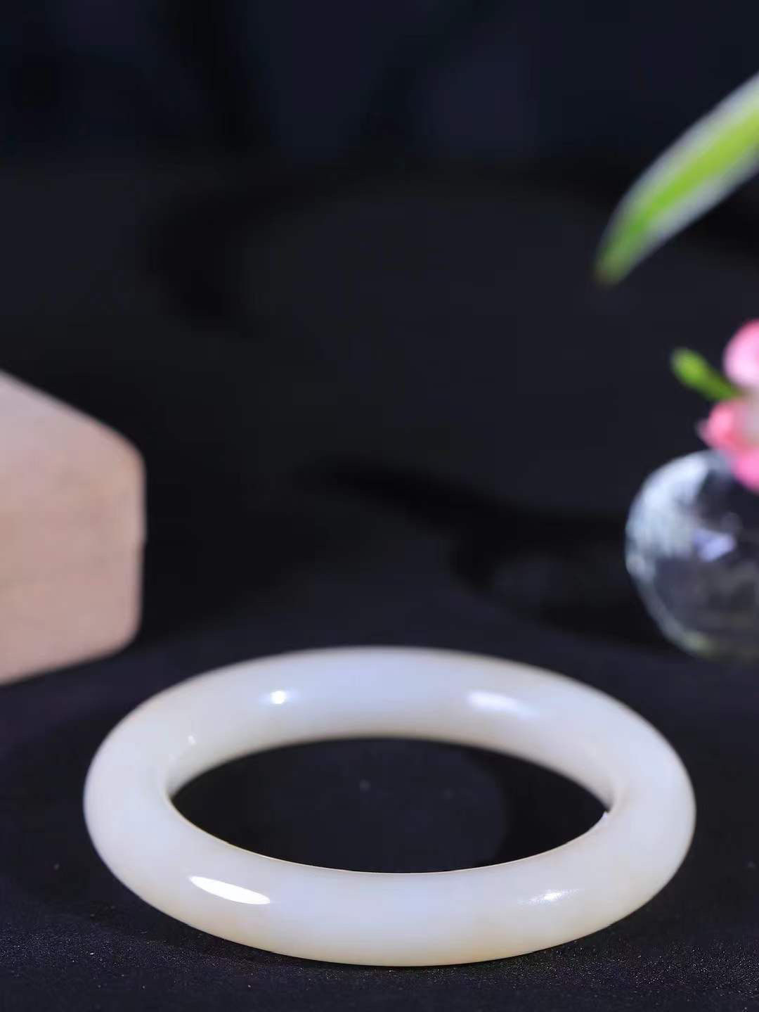 【粉黛.手镯】

精品️和田玉藕粉圆条手镯
仙女藕粉手镯
馥郁芬芳 油糯饱满
气质温婉尔雅 甜甜的藕粉色
质地如膏似脂 少女感十足
精工打磨 手感上佳
尺寸57.5-11.3-11.2mm 重66.5克 fDA-63102544