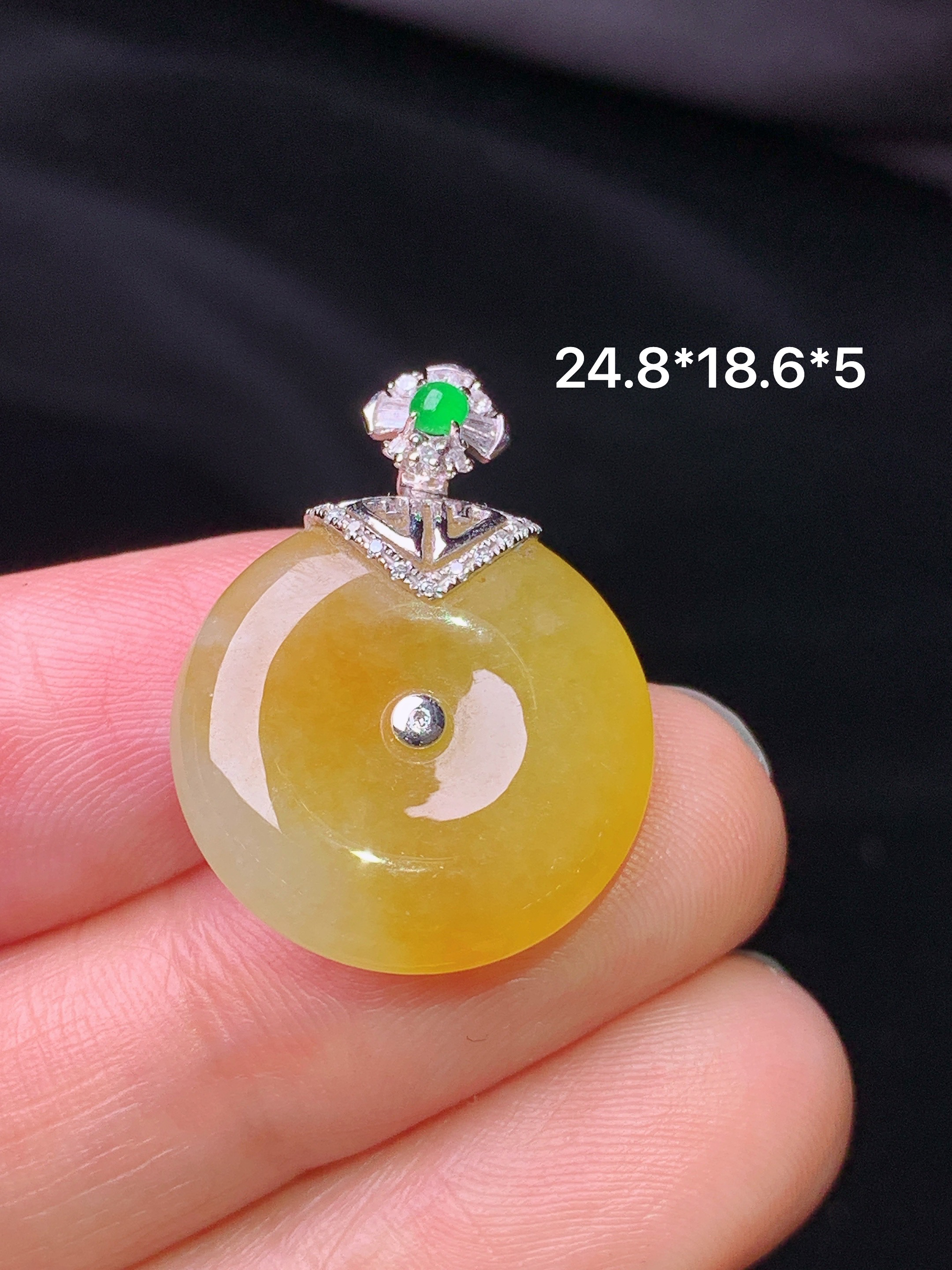 18k金钻镶嵌黄翡平安扣吊坠 玉质细腻 色泽艳丽清新 水润亮眼 整体尺寸24.8*18.6*5b1