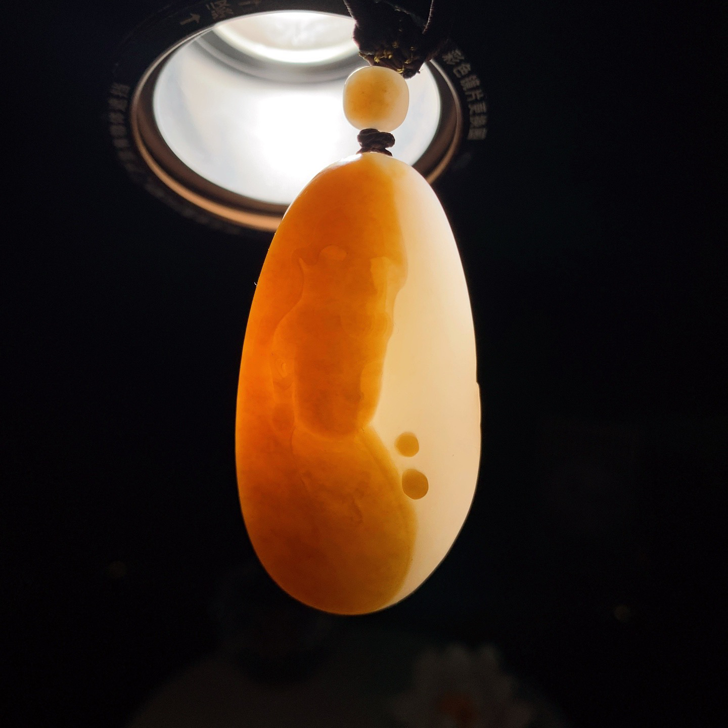 新疆和田玉白且末糖观音挂件！尺寸53/29/14重35.6克。玉质细腻油润。手推出油。佩戴高端典雅。lt260310