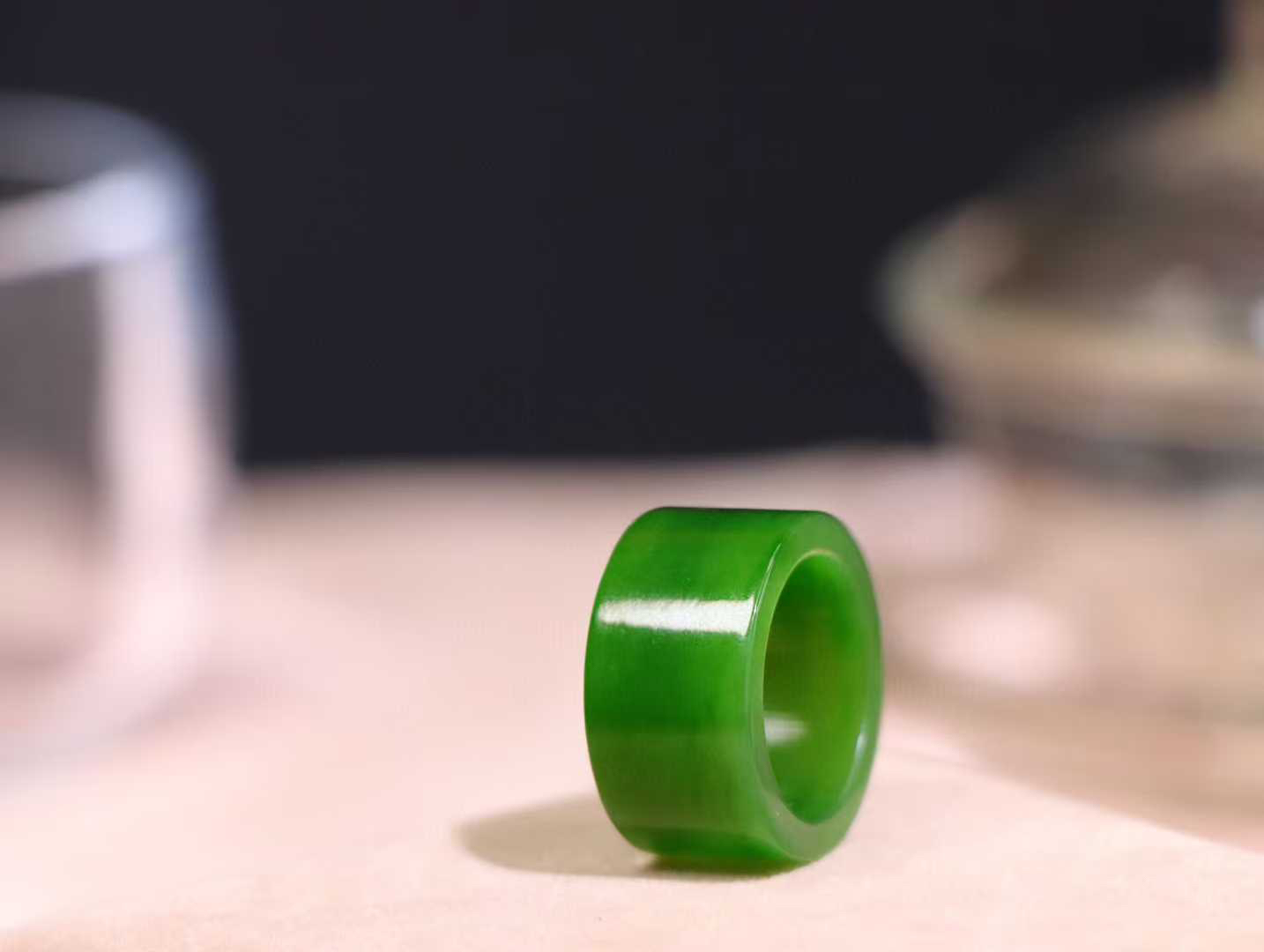 （古韵.扳指）

精品和田玉碧玉扳指 指环 戒圈。七号矿老料 纯正菠菜绿，直切工艺，款式精美，玉质