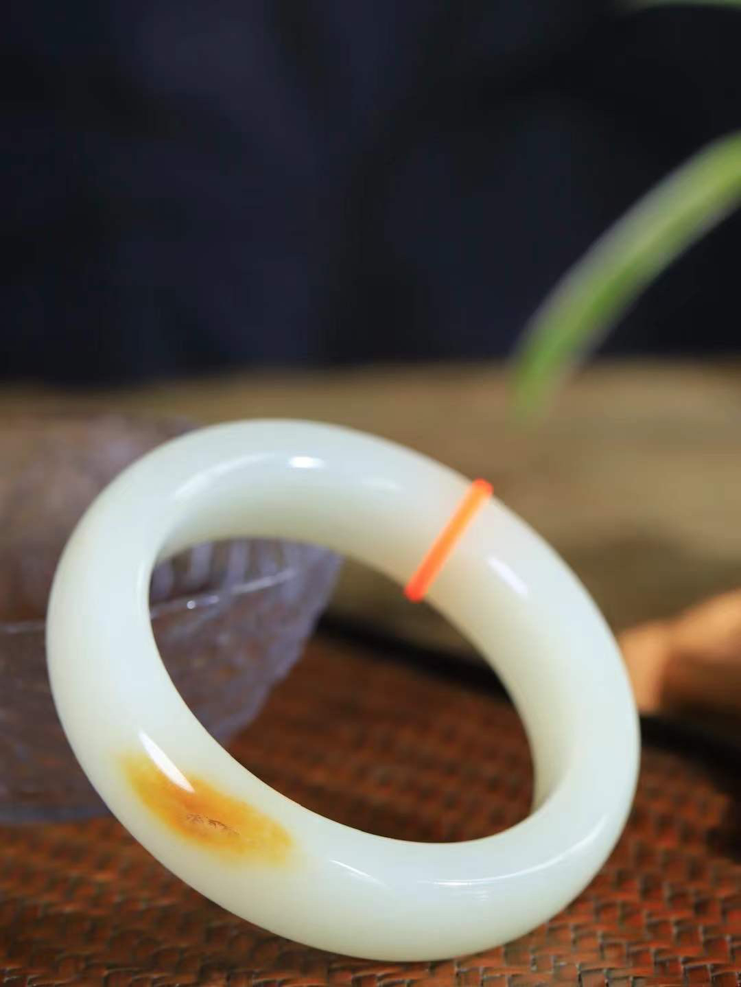 （一见倾心.手镯）

精品和田玉手镯，玉质温润细腻 油性十足 手感舒适，高华雅逸，线条流畅，简约大气，美自天成，素雅高贵。佩戴于腕间，婉约之美，举手投足间透出那低调奢华。重93克 尺寸56.5-15.8-10.6mm17301330T